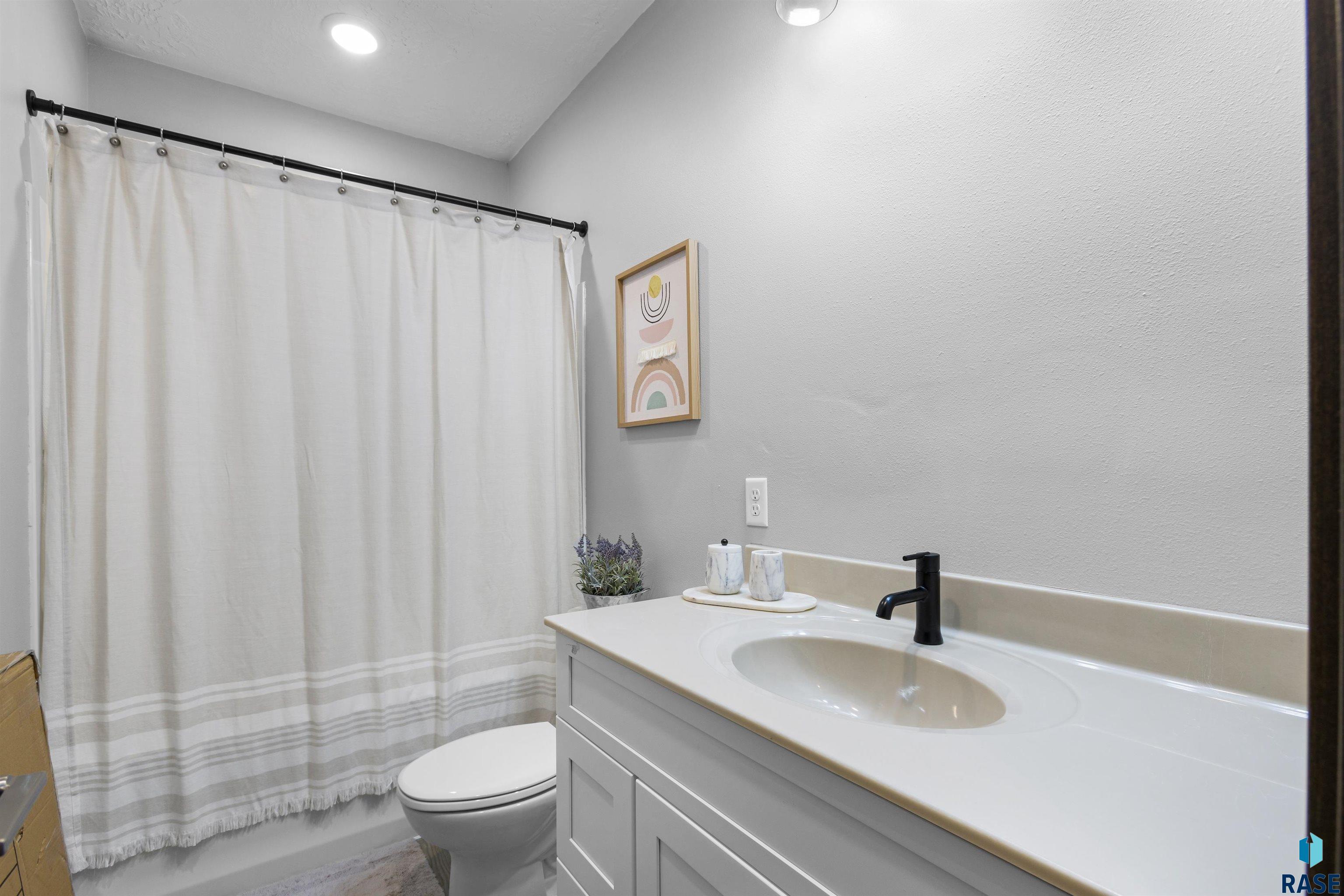204 S 15th Ave, Rock Rapids, Iowa, 51246, United States, 5 Bedrooms Bedrooms, ,2 BathroomsBathrooms,Residential,For Sale,204 S 15th Ave,1614396