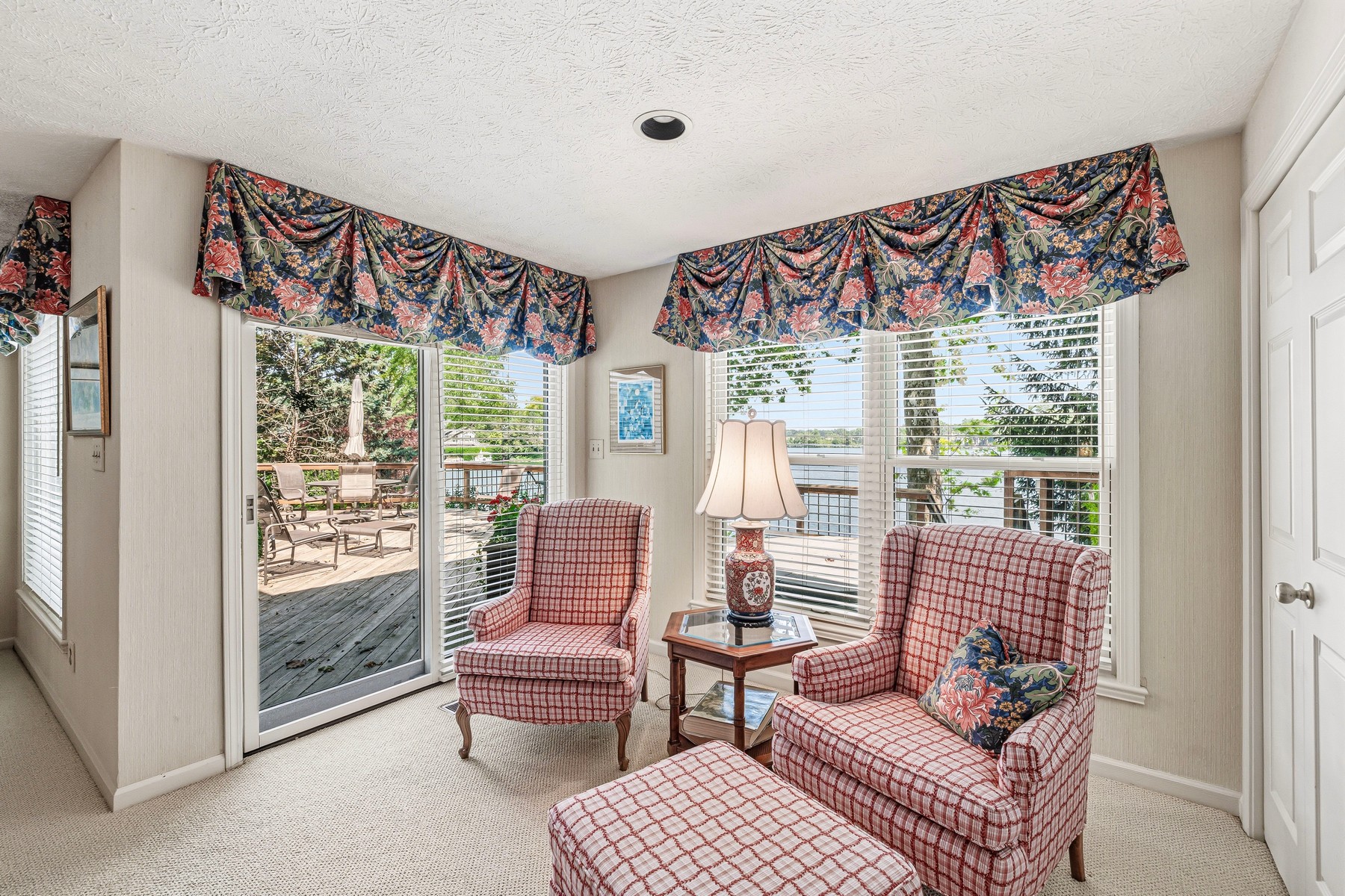  Beautifully Maintained Waterfront Home with Breathtaking Views - 物件實景