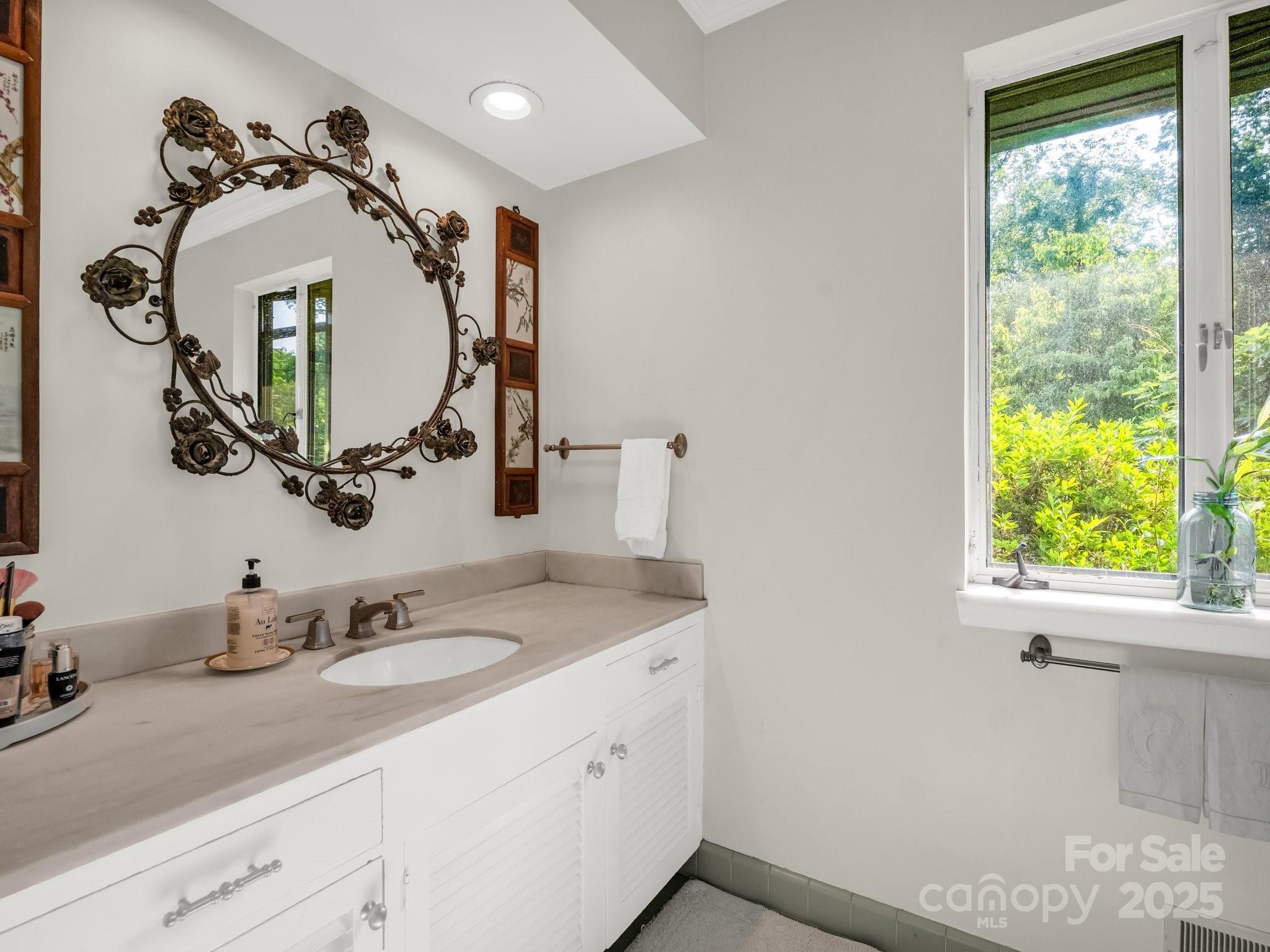 Landrum, South Carolina, 29356, United States, 3 Bedrooms Bedrooms, ,5 BathroomsBathrooms,Residential,For Sale,1847150