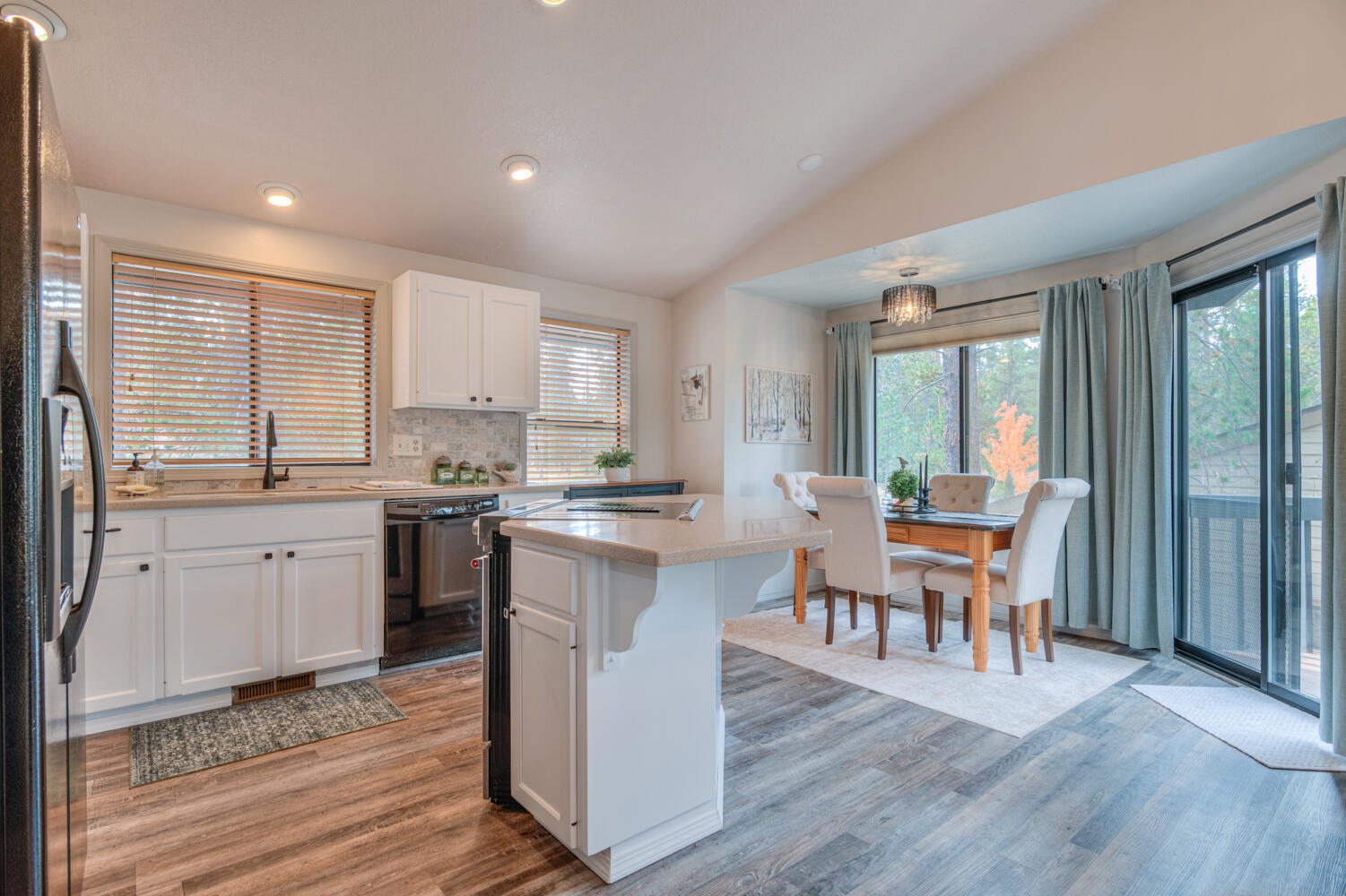 Sunriver, Oregon, 97707, United States, 3 Bedrooms Bedrooms, ,2 BathroomsBathrooms,Residential,For Sale,1982531