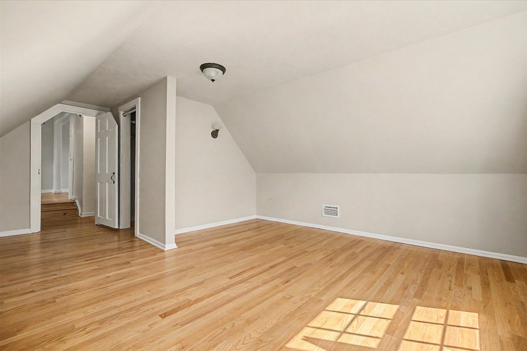  Lovely Cape Cod Home Situated on Two Private Acres - 物件實景