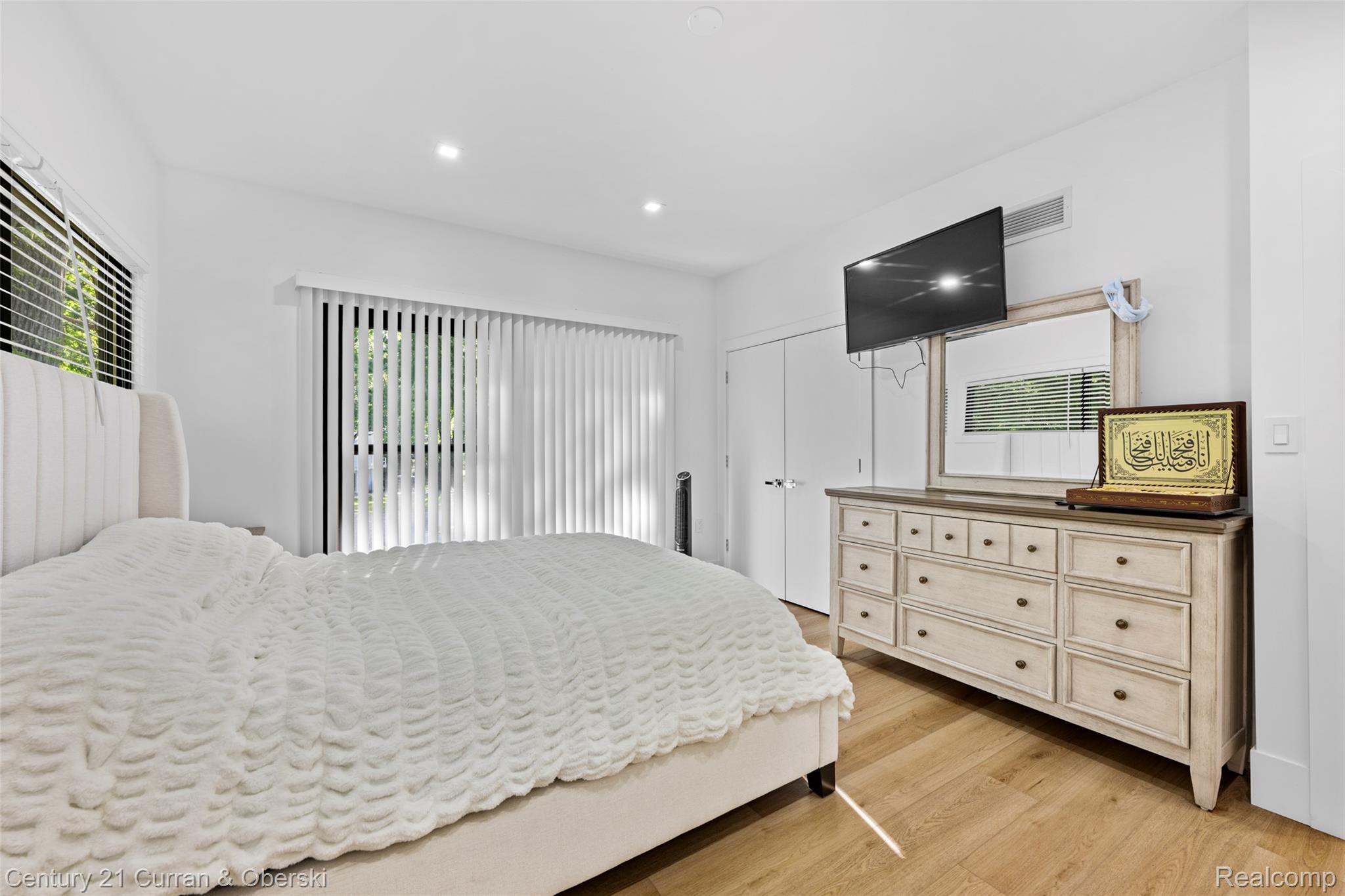 Farmington, Michigan, 48334, United States, 7 Bedrooms Bedrooms, ,8 BathroomsBathrooms,Residential,For Sale,1980731