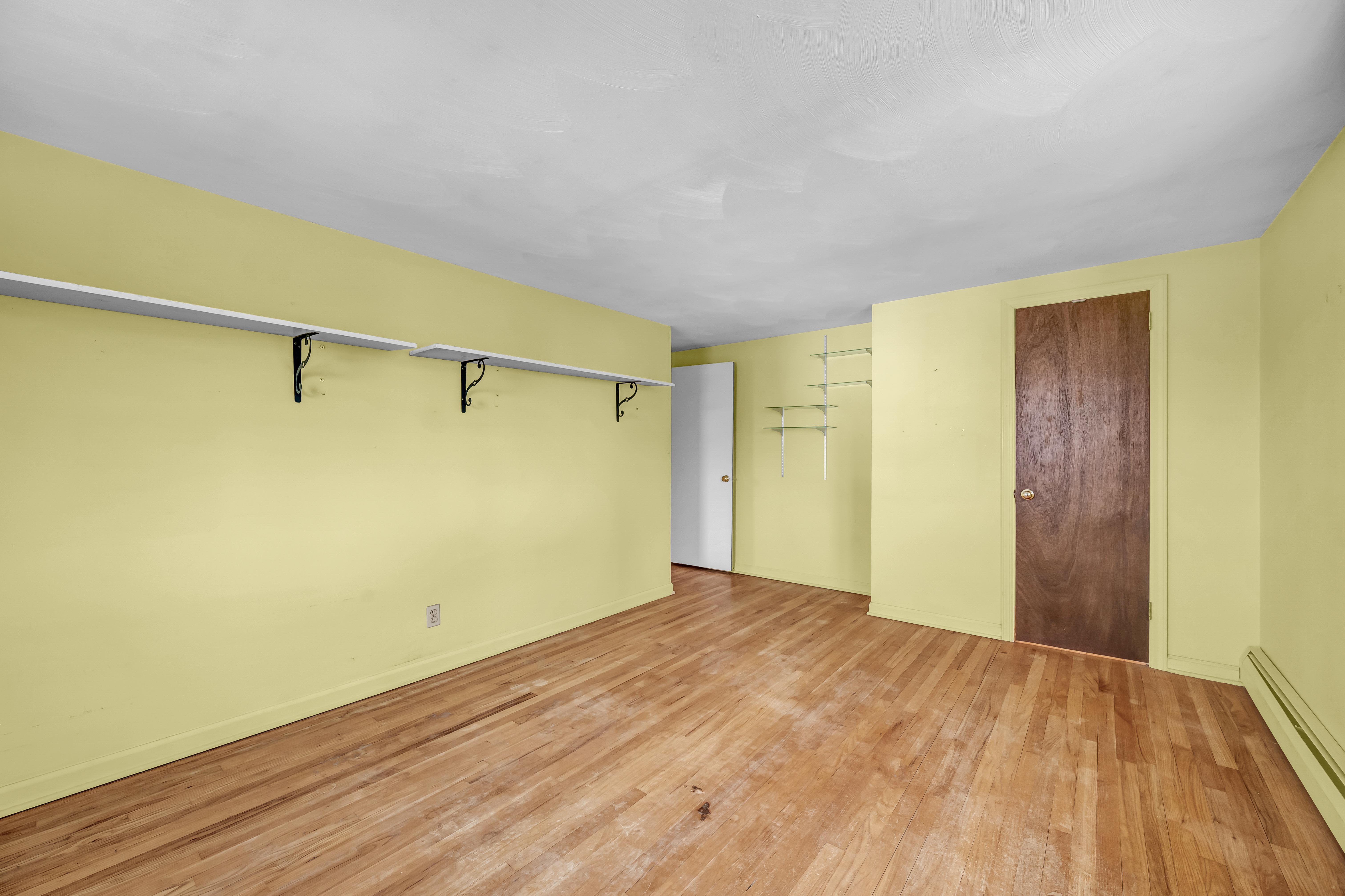  Well Built Colonial - 物件實景