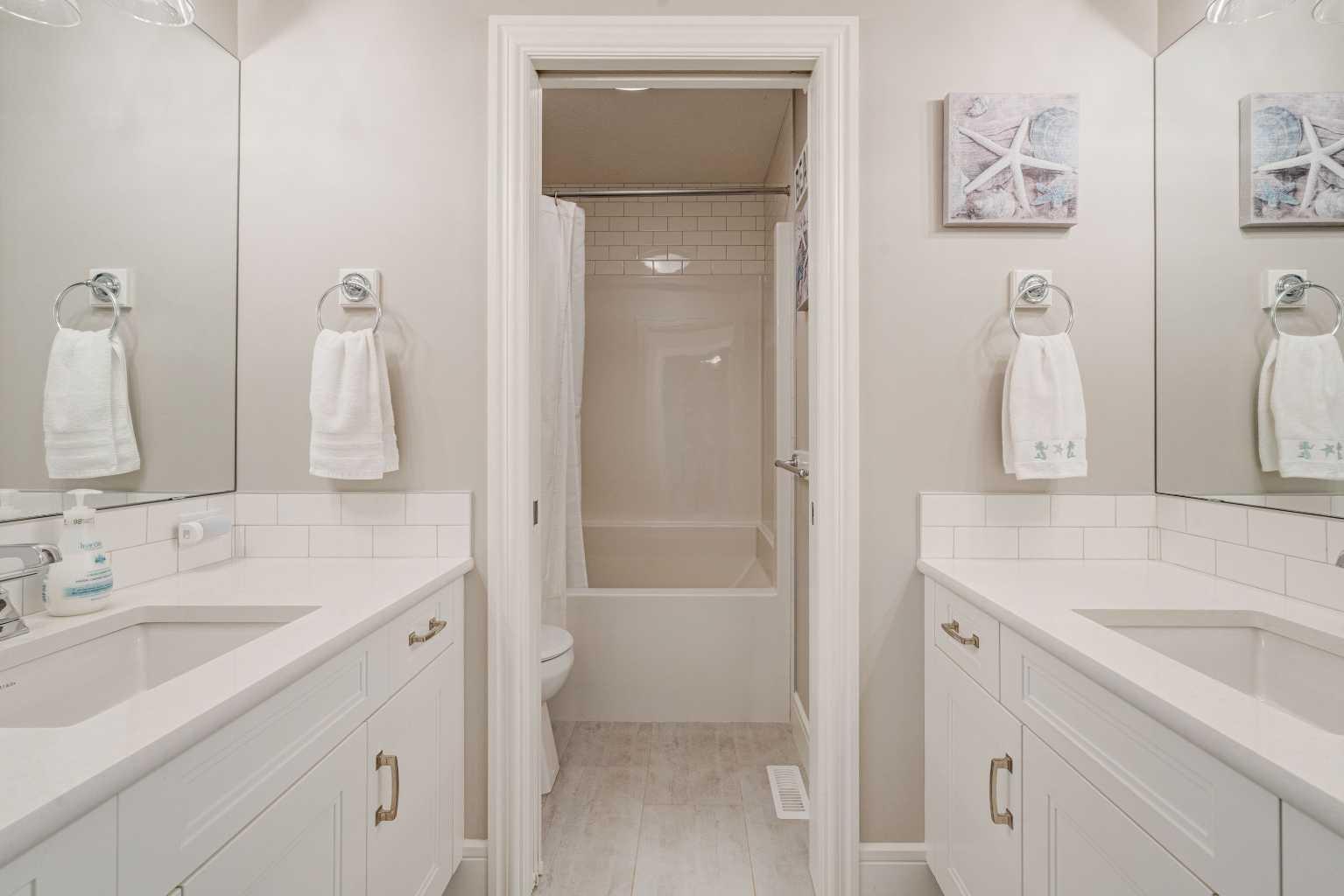 CALGARY, Alberta, T2X 2E1, CA, 4 Bedrooms Bedrooms, ,3 BathroomsBathrooms,Residential,For Sale,1987816