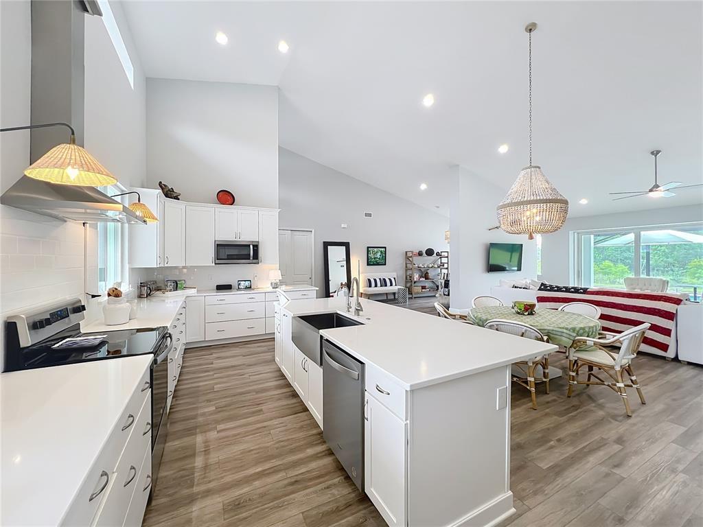 Groveland, Florida, 34736, United States, 5 Bedrooms Bedrooms, ,7 BathroomsBathrooms,Residential,For Sale,1906633