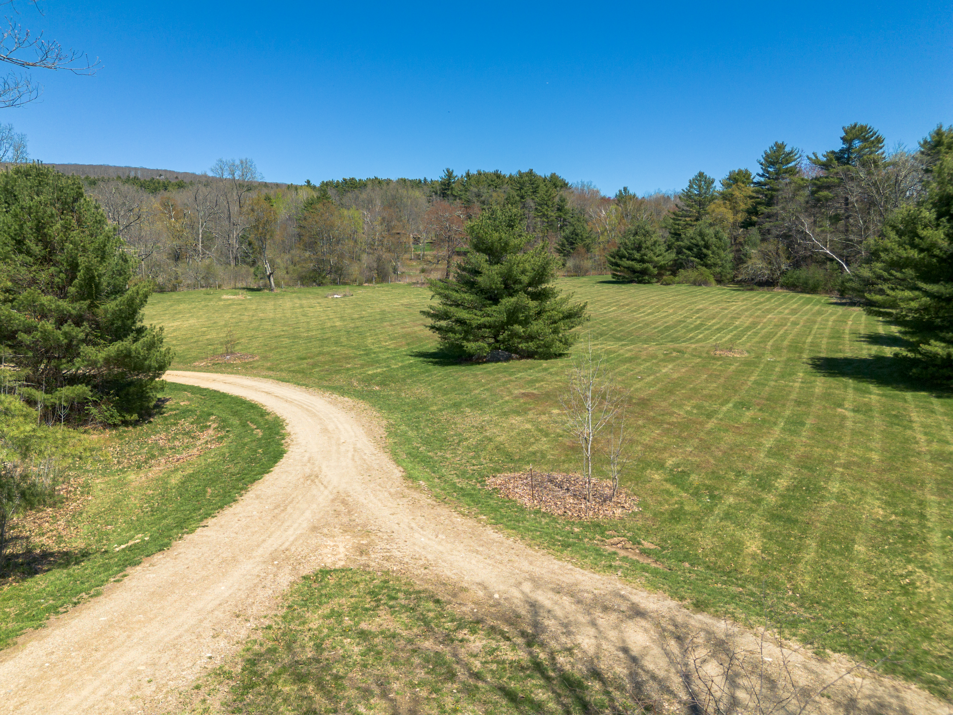  A Tranquil Berkshire Legacy: 22 Scenic Acres and a Landmark 3-Story Barn, Brookm - 物件實景
