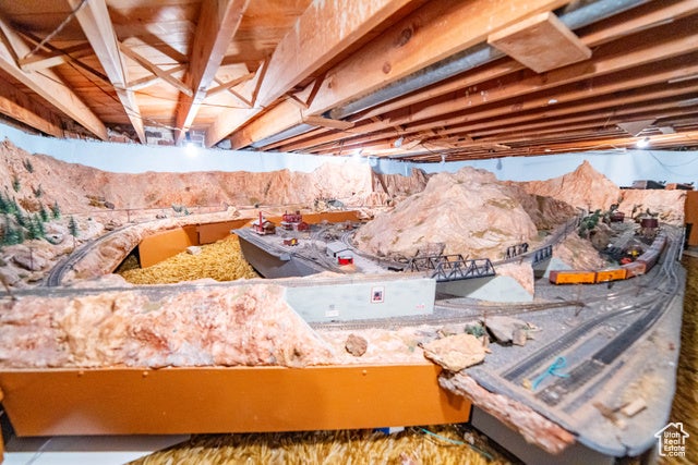 Cottonwood Heights, Utah, 84121, United States, 4 Bedrooms Bedrooms, ,1 BathroomBathrooms,Residential,For Sale,1975513