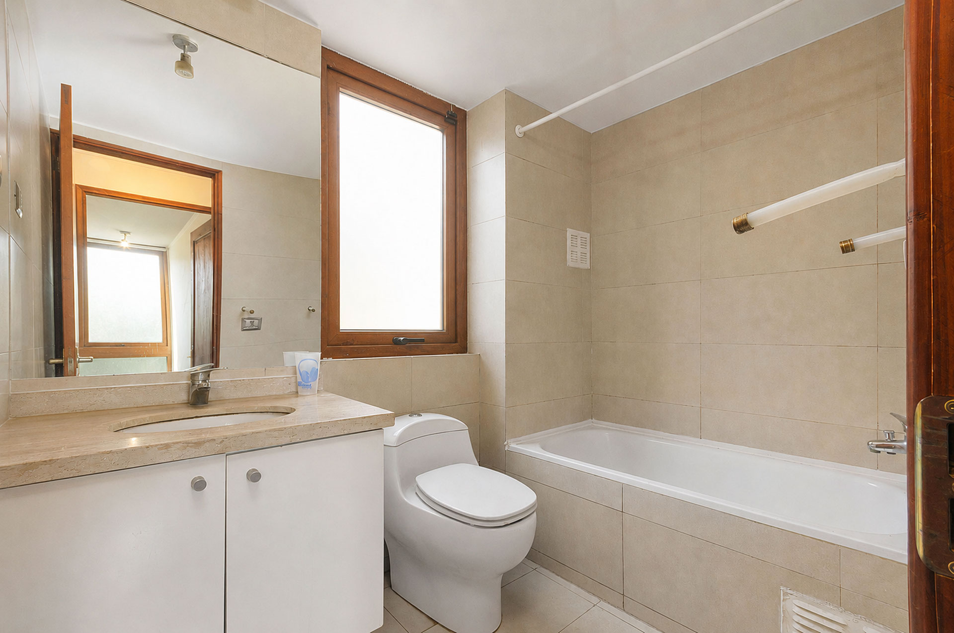  Modern home with generous living spaces,  in La Reina Alta - 物件實景