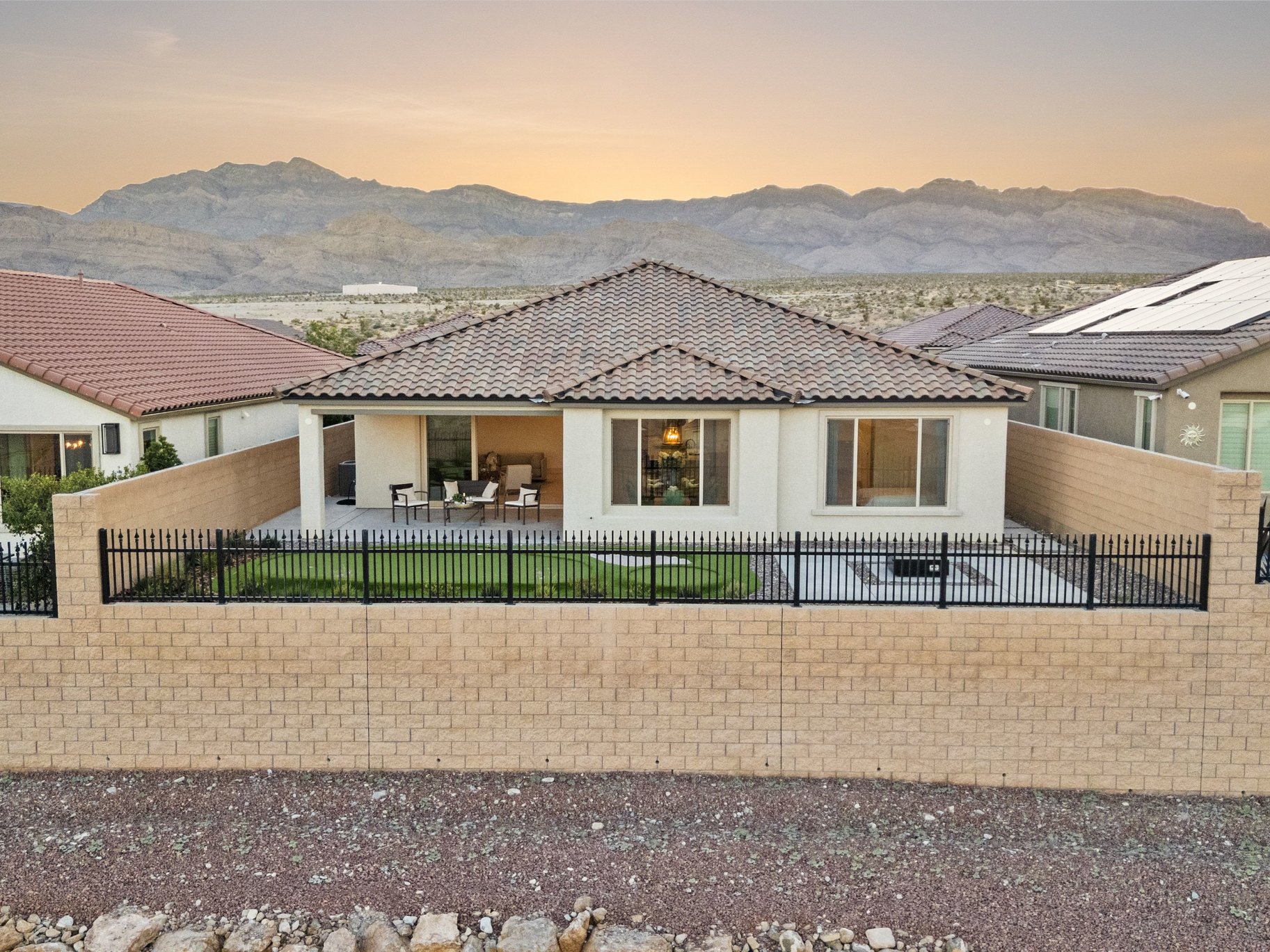  Thoughtfully Upgraded Home Set on an Elevated Lot Offering Sweeping Views - 物件實景