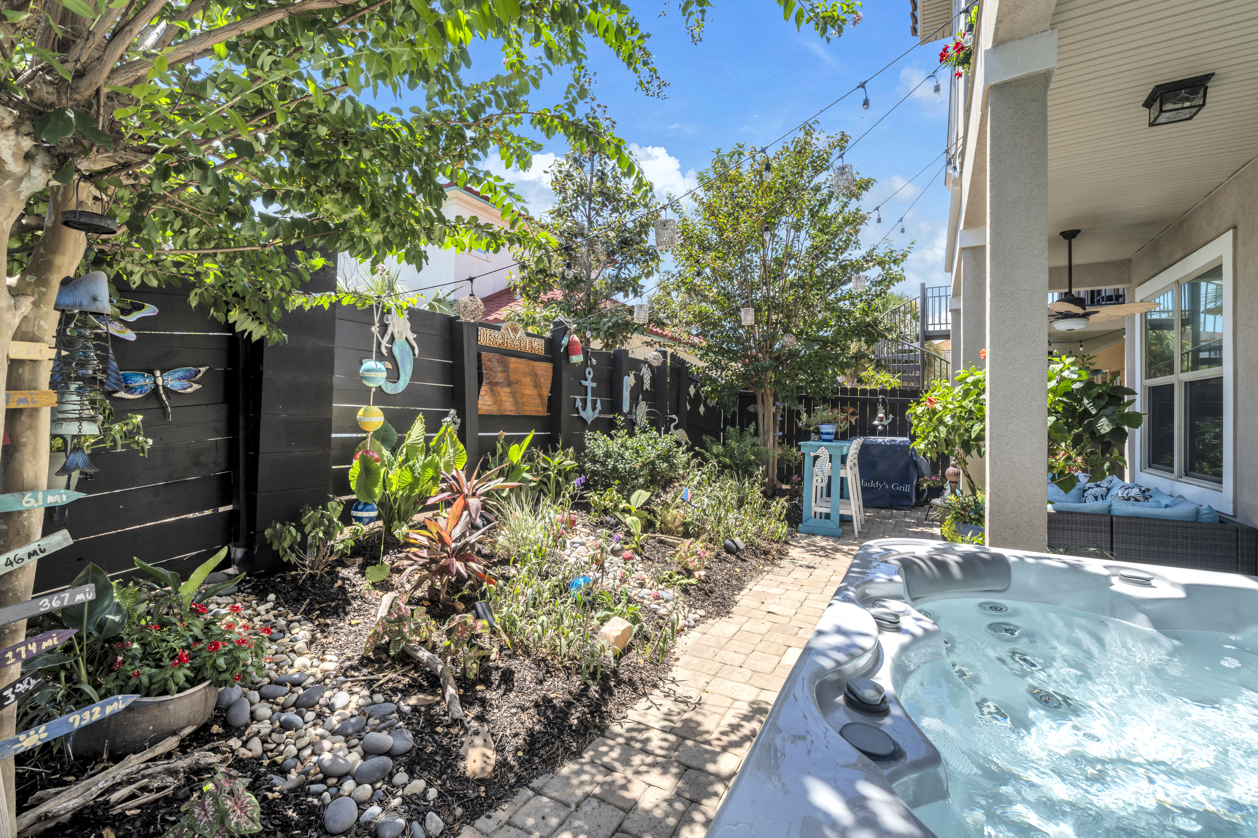  Turnkey Coastal Retreat With Private Garden Oasis - 物件實景