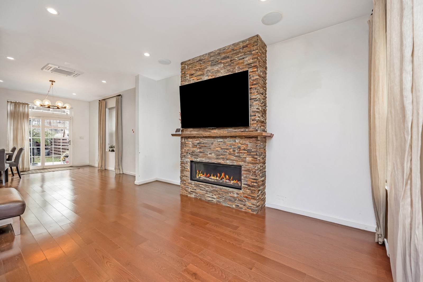 Middle Village, New York, 11379, United States, 3 Bedrooms Bedrooms, ,2 BathroomsBathrooms,Residential,For Sale,2001755