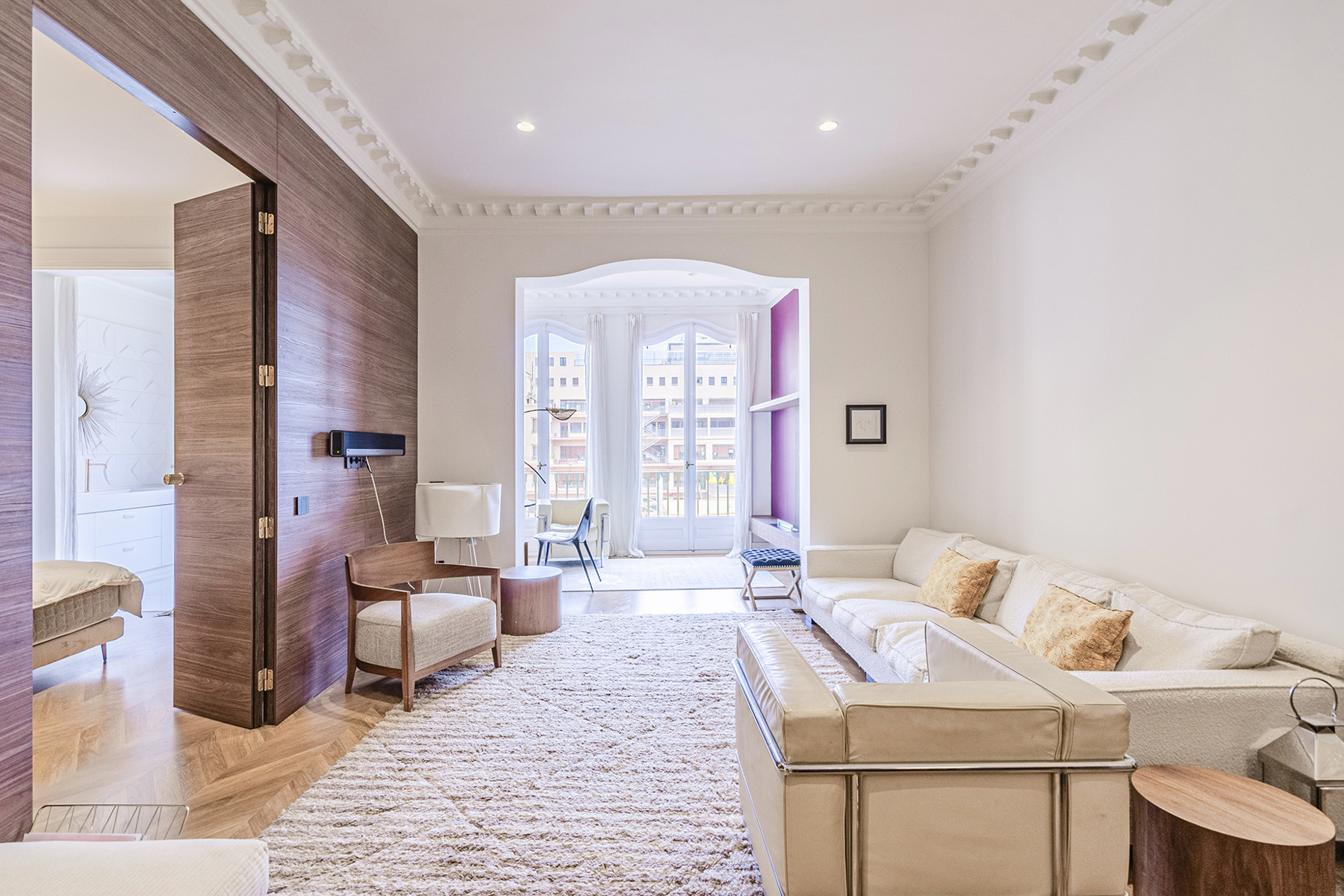 High and Bright Apartment on Paseo de Gracia: Exclusive Design and Tranquility. 
