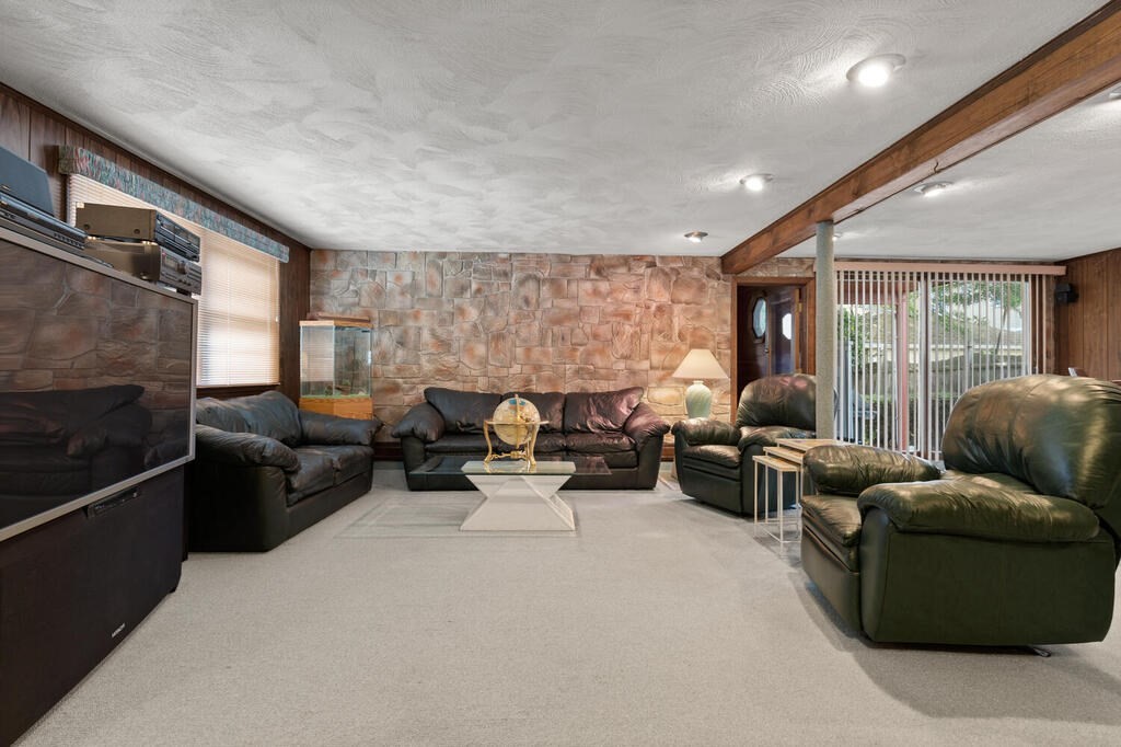 Everett, Massachusetts, 02149, United States, 3 Bedrooms Bedrooms, ,2 BathroomsBathrooms,Residential,For Sale,1937012