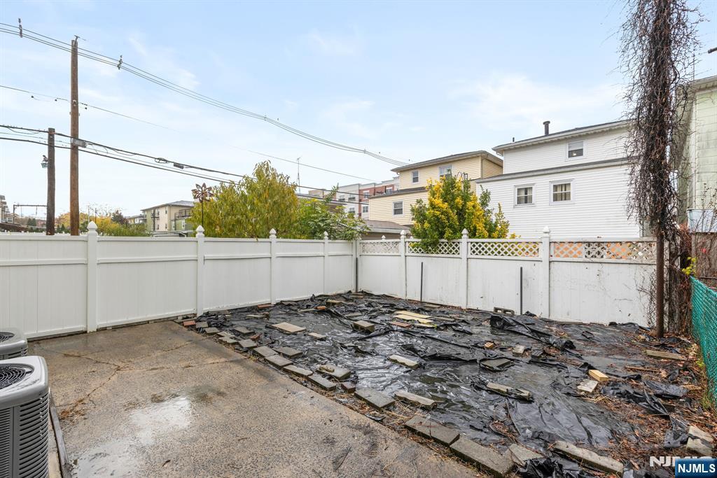 Harrison, New Jersey, 07029, United States, 6 Bedrooms Bedrooms, ,2 BathroomsBathrooms,Residential,For Sale,1992098