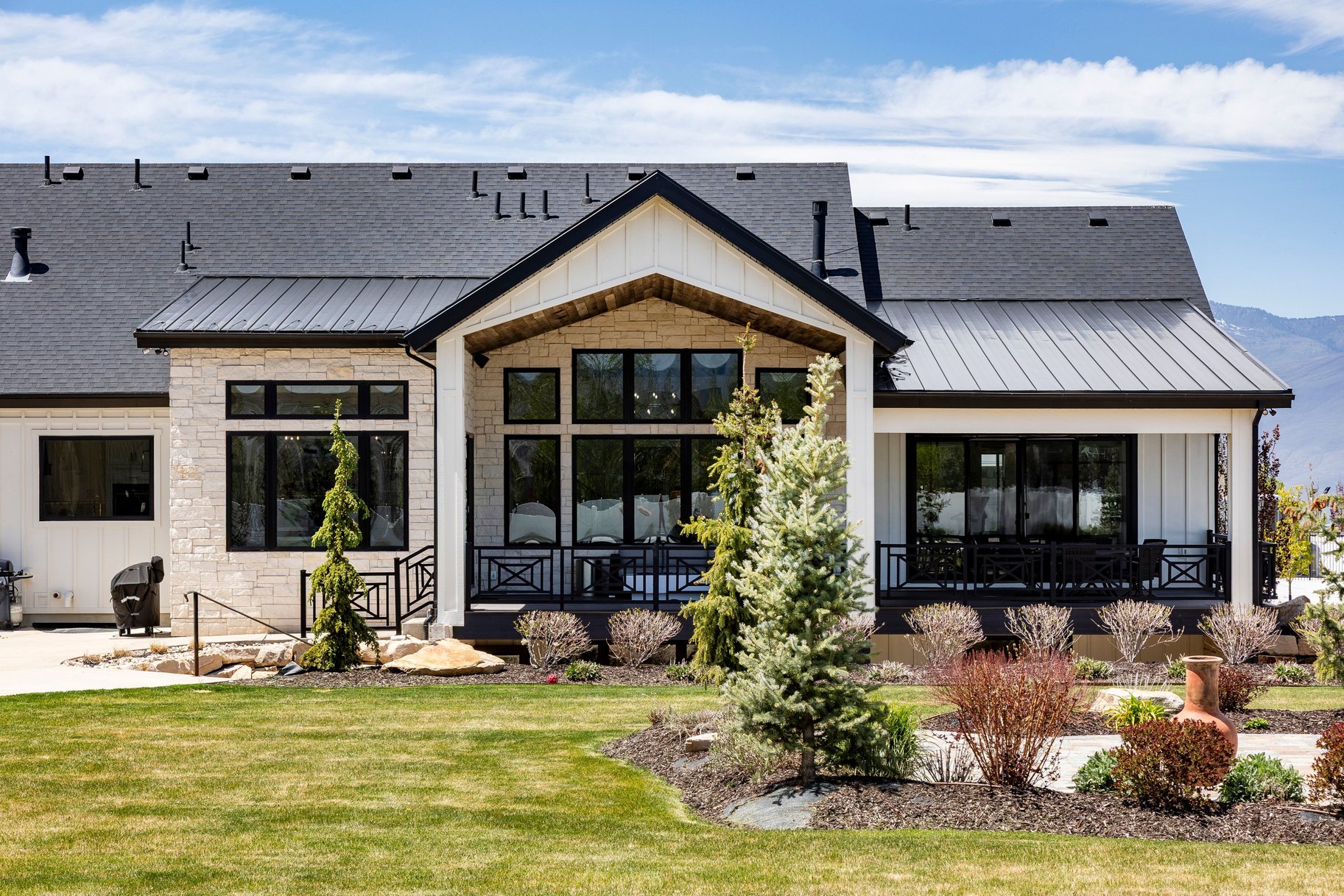  Custom Home with Detached Toy Barn - 物件實景