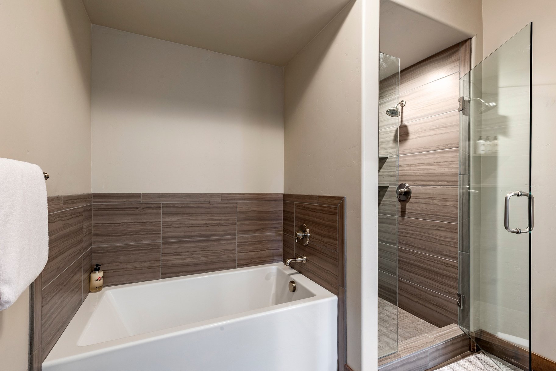  Stunning End-Unit Townhome With Loads of Natural Light - 物件實景