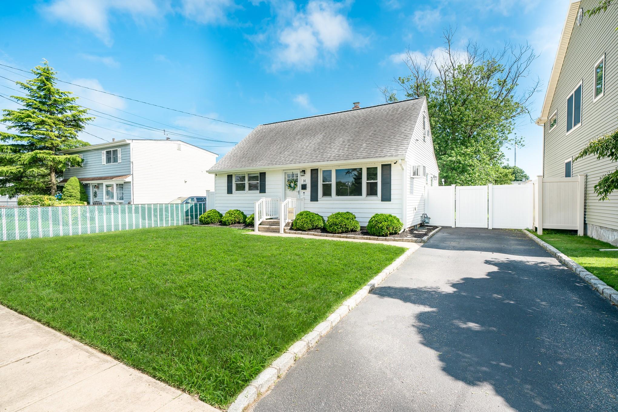 West Babylon, New York, 11704, United States, 3 Bedrooms Bedrooms, ,2 BathroomsBathrooms,Residential,For Sale,1887833
