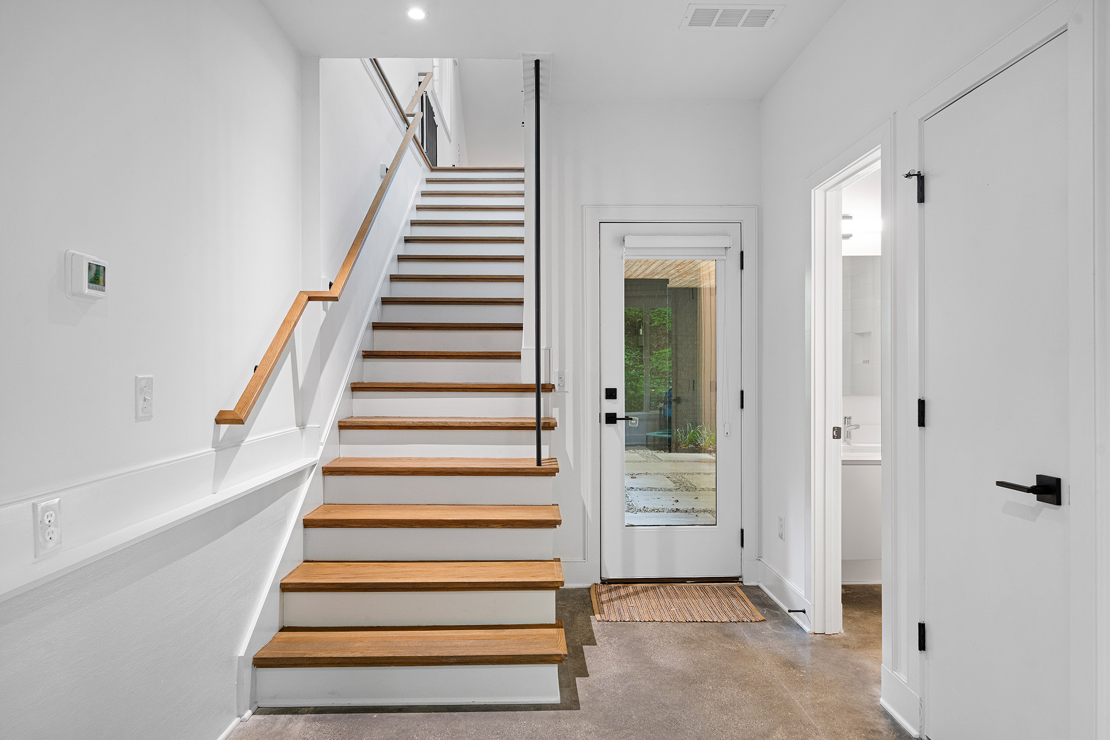  Striking Modern Home Offers Effortless Indoor-Outdoor Living - 物件實景
