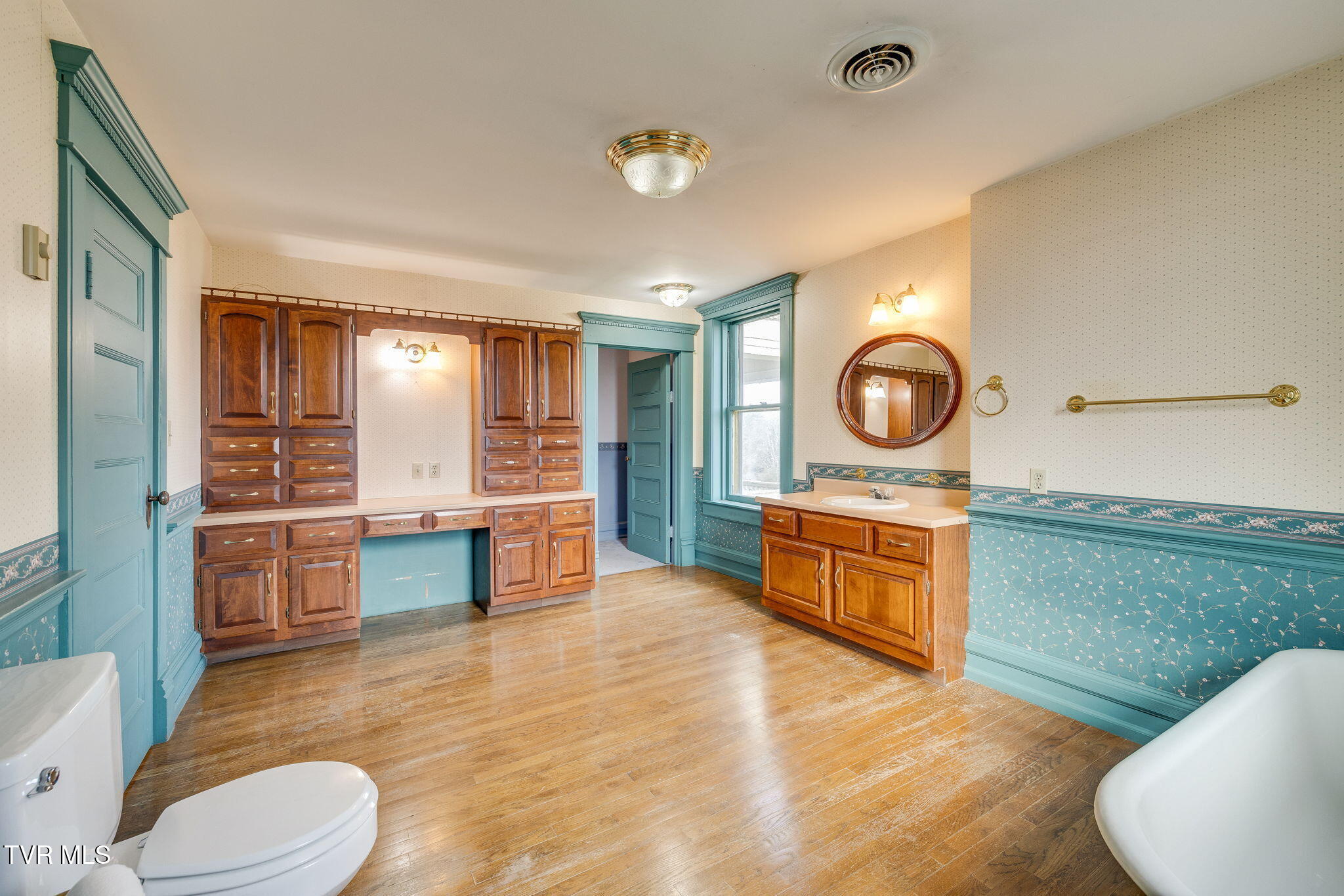 Bristol, Tennessee, 37620, United States, 4 Bedrooms Bedrooms, ,5 BathroomsBathrooms,Residential,For Sale,2005262