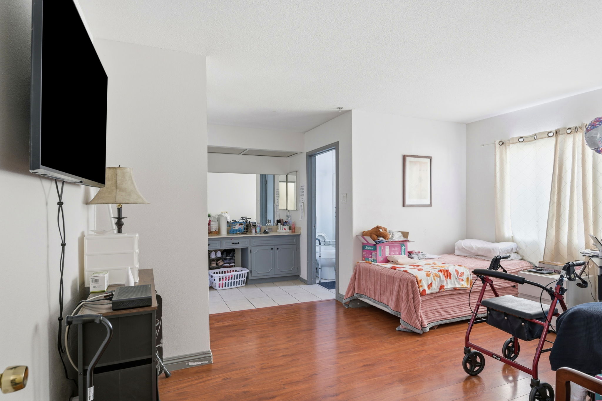 Saugus, California, 91350, United States, 4 Bedrooms Bedrooms, ,2 BathroomsBathrooms,Residential,For Sale,1988105