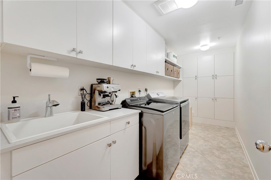 Huntington Beach, California, 92648, United States, 2 Bedrooms Bedrooms, ,3 BathroomsBathrooms,Residential,For Sale,1992033