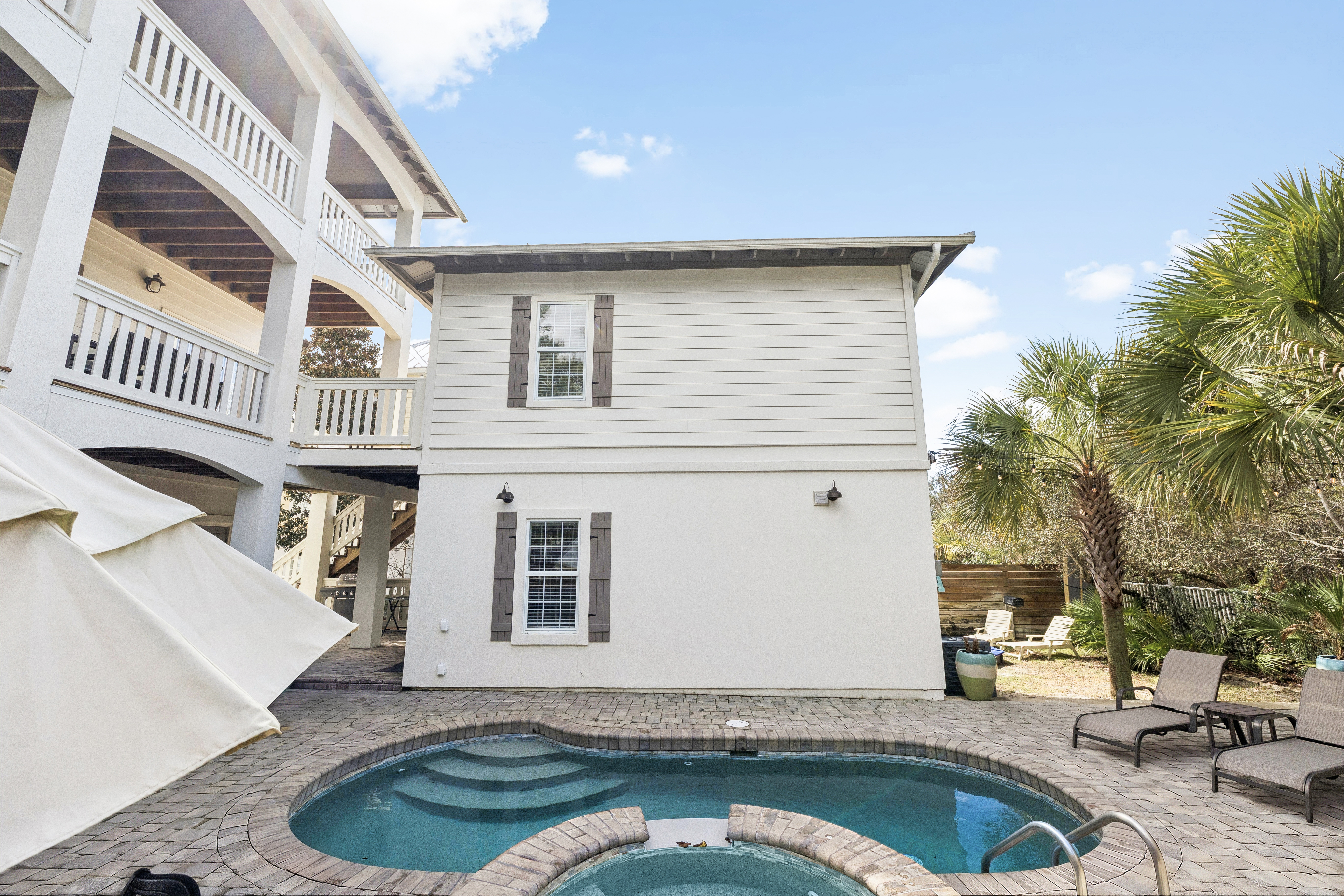  Updated Coastal Retreat With Courtyard Pool And Carriage House - 物件實景