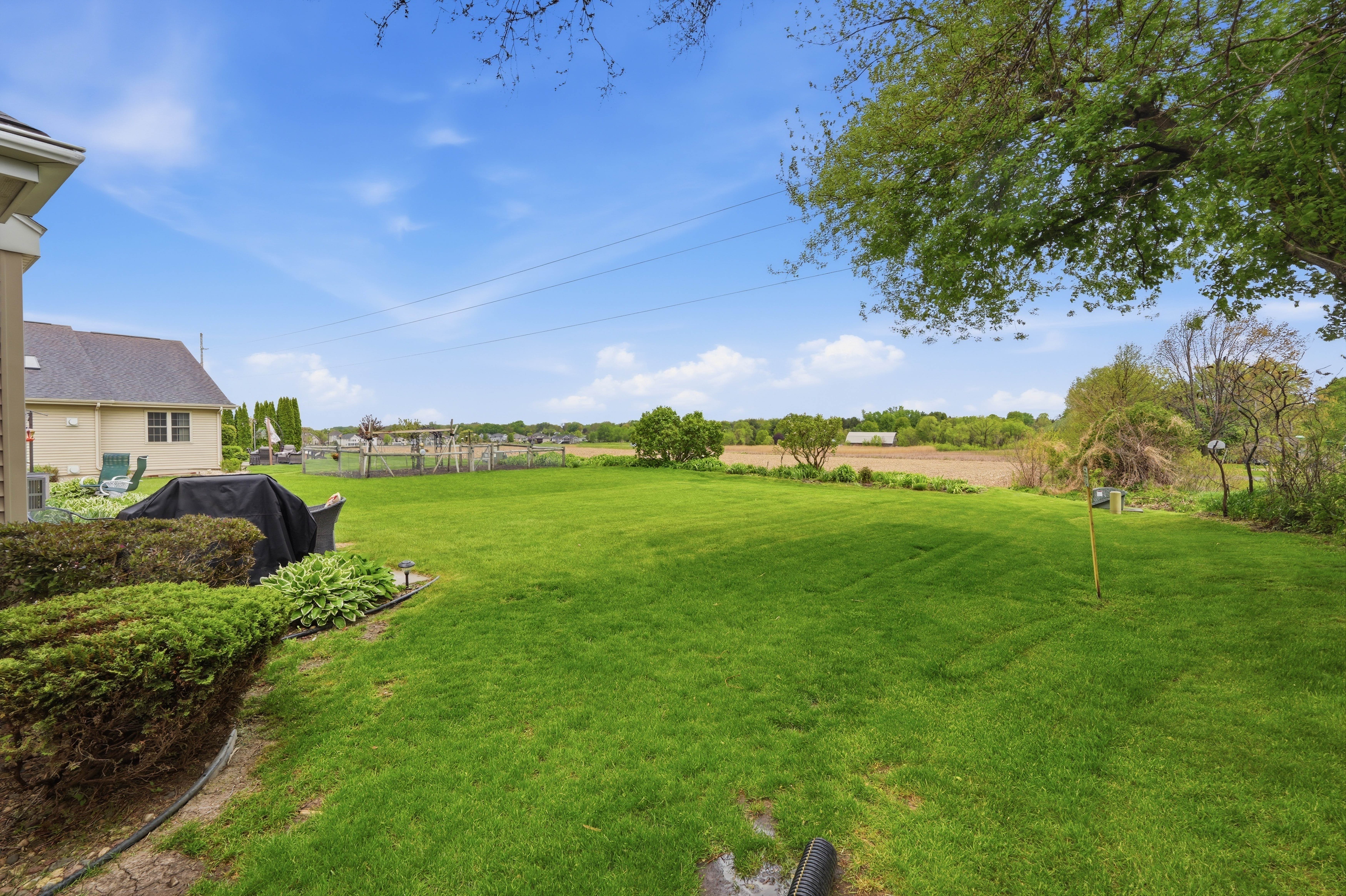  Custom Home in Serene Location - 物件實景