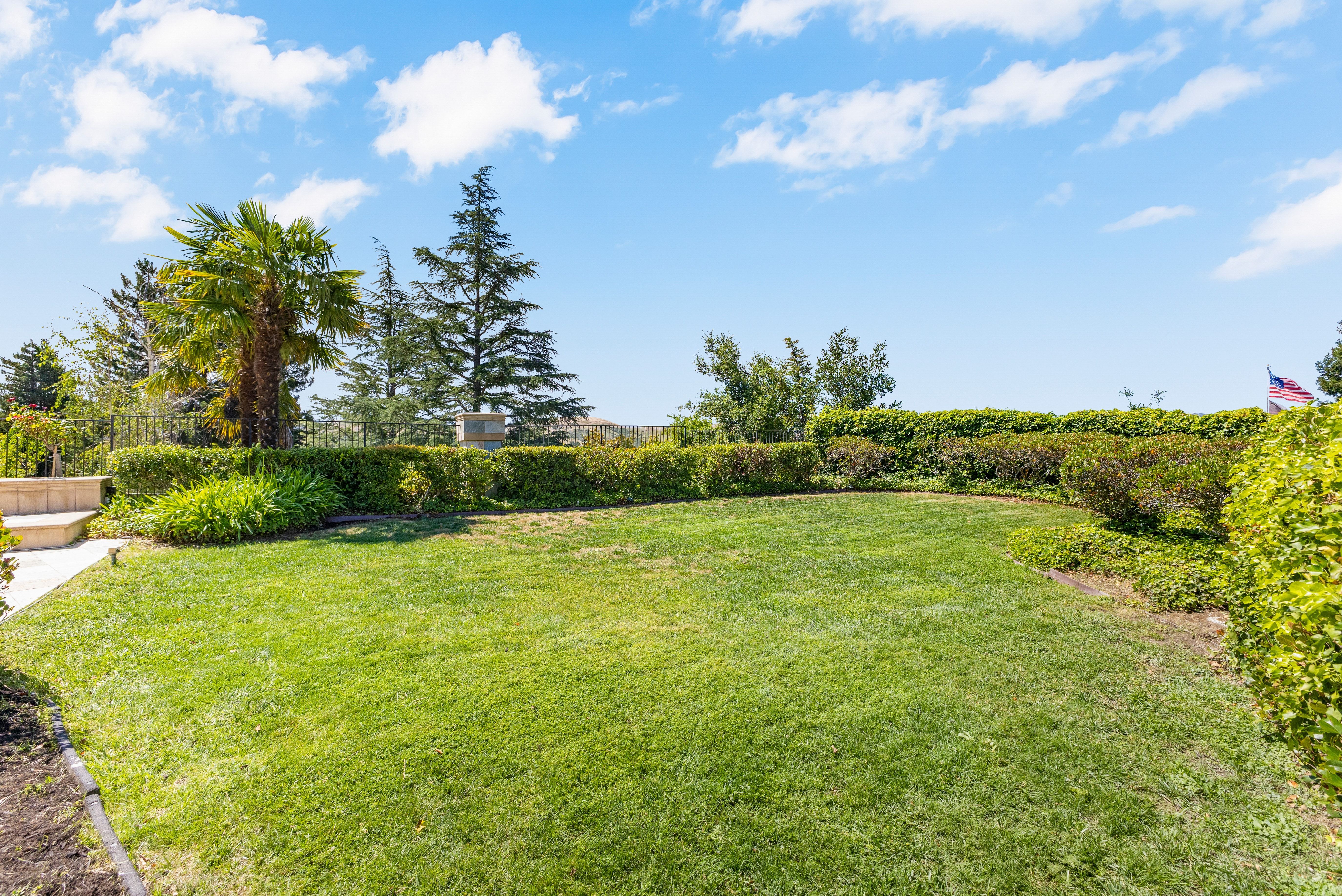  Elegant Custom Home in Gated Silver Maple - 物件實景