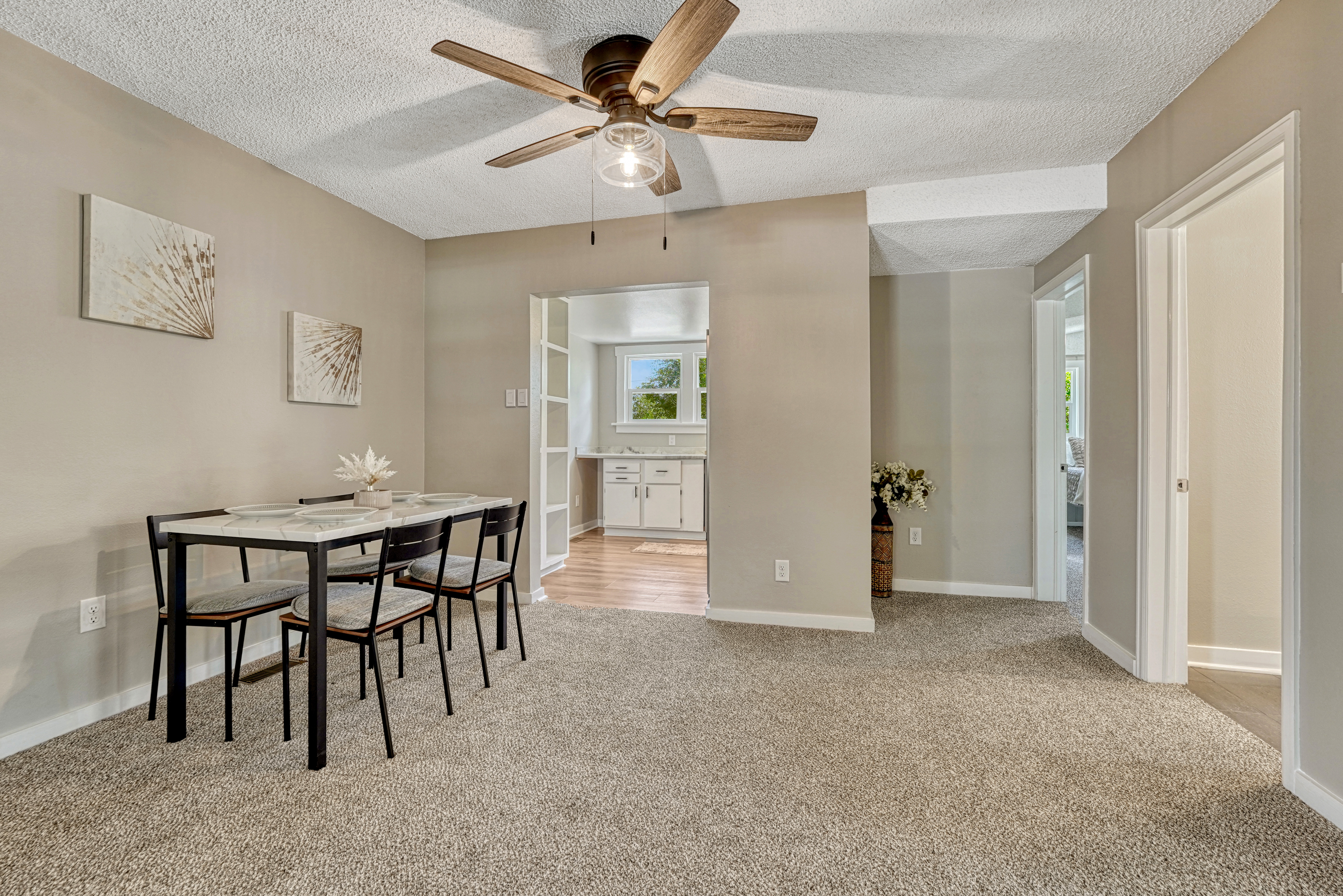  Welcome to This Beautifully Updated Home in Calvert Heights - 物件實景