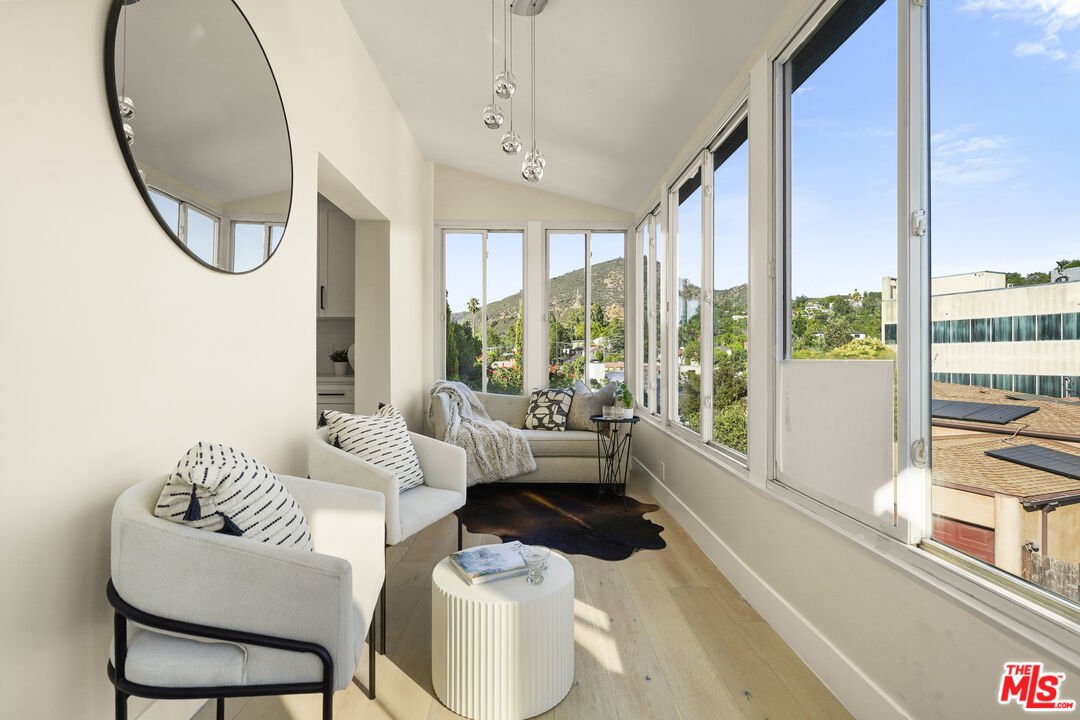 Los Angeles, California, 90068, United States, 5 Bedrooms Bedrooms, ,4 BathroomsBathrooms,Residential,For Sale,1892047