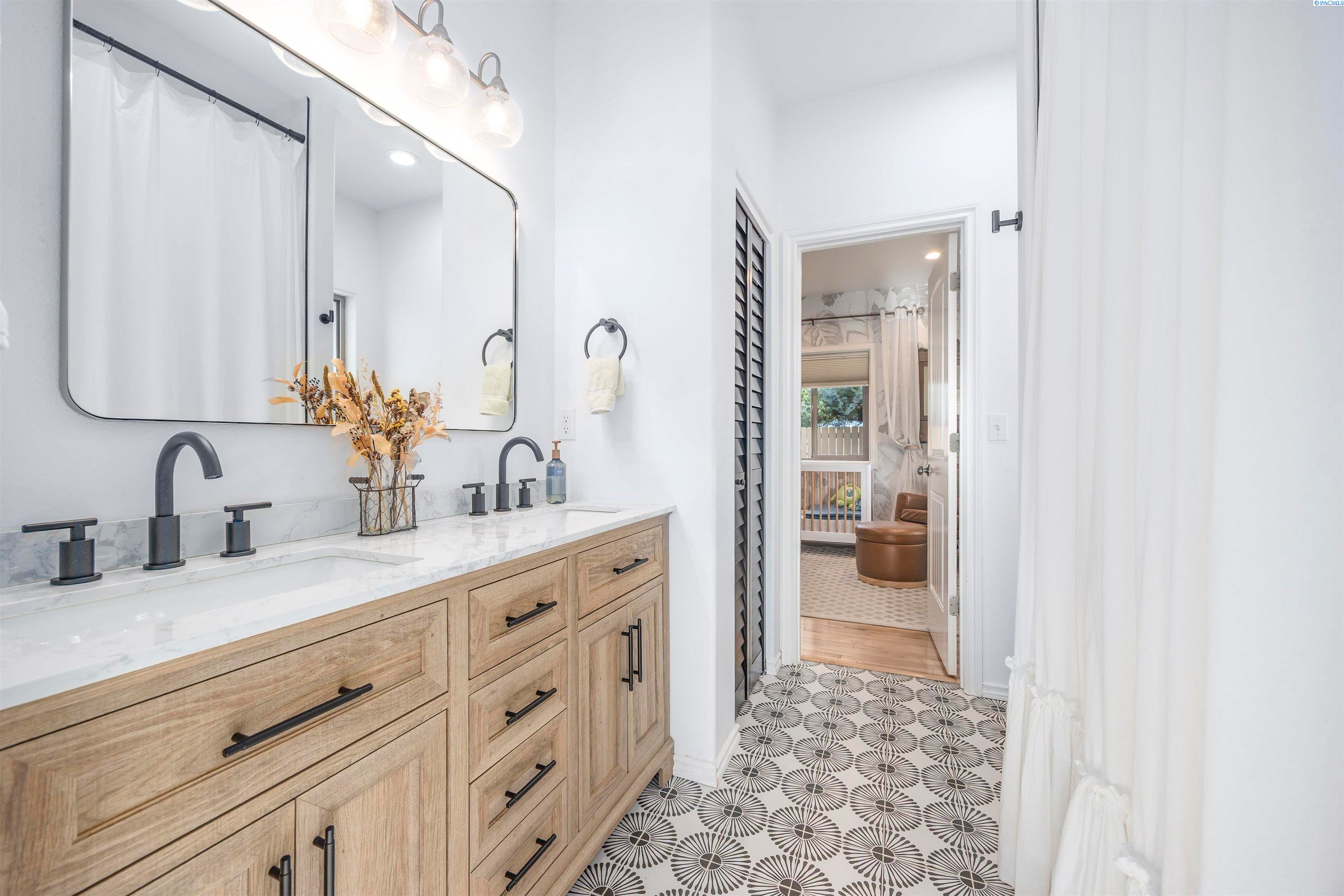 Pasco, Washington, 99301, United States, 3 Bedrooms Bedrooms, ,3 BathroomsBathrooms,Residential,For Sale,1981620