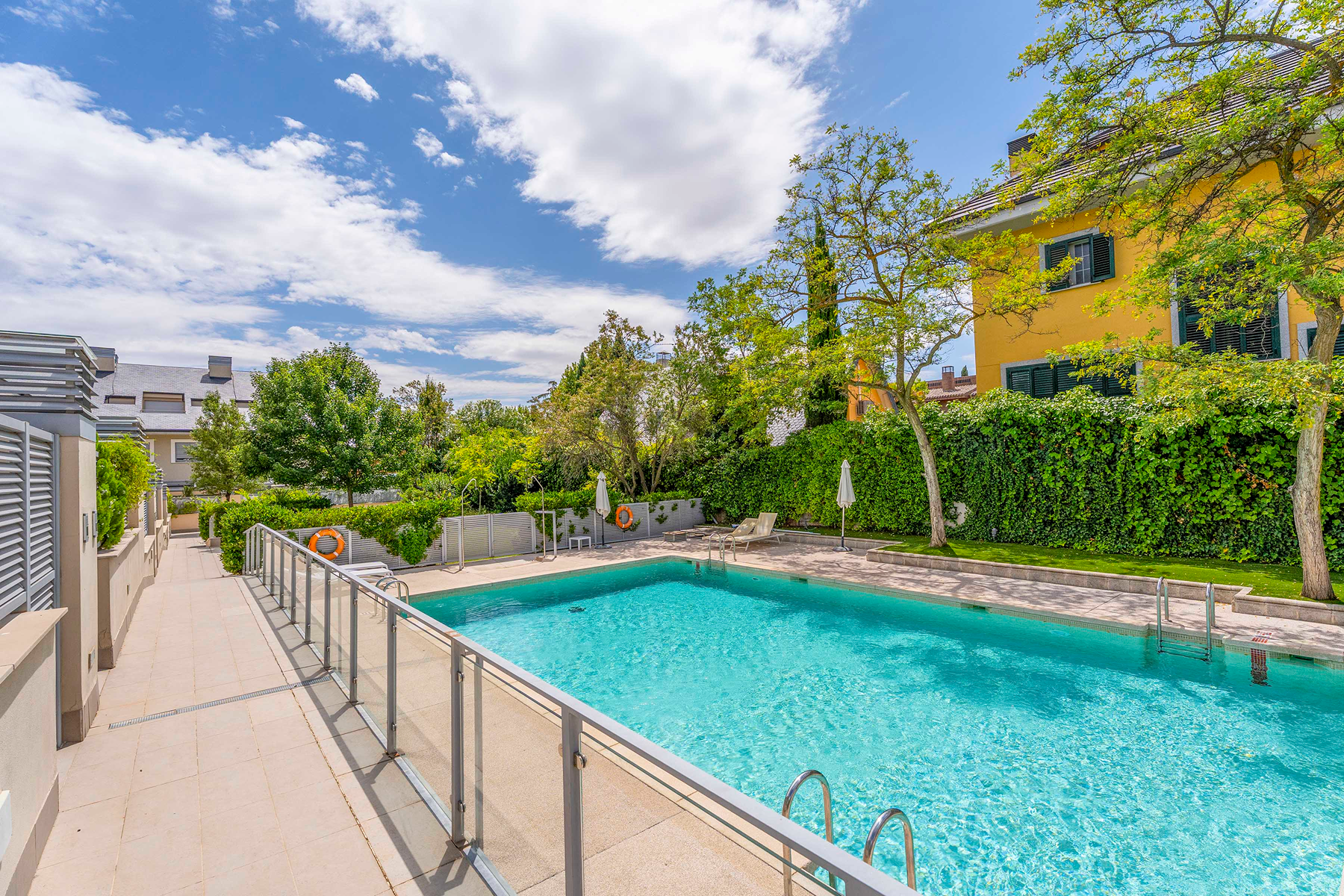  Semi-detached house with garden, elevator & pool in a private complex - 物件實景
