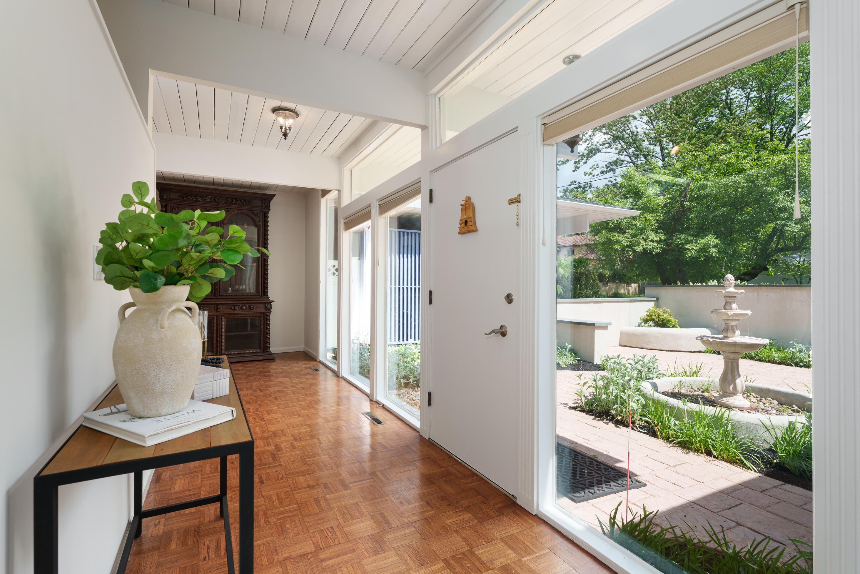  Coveted Western Section Mid-Century Modern Home with an Adaptable Floor Plan - 物件實景