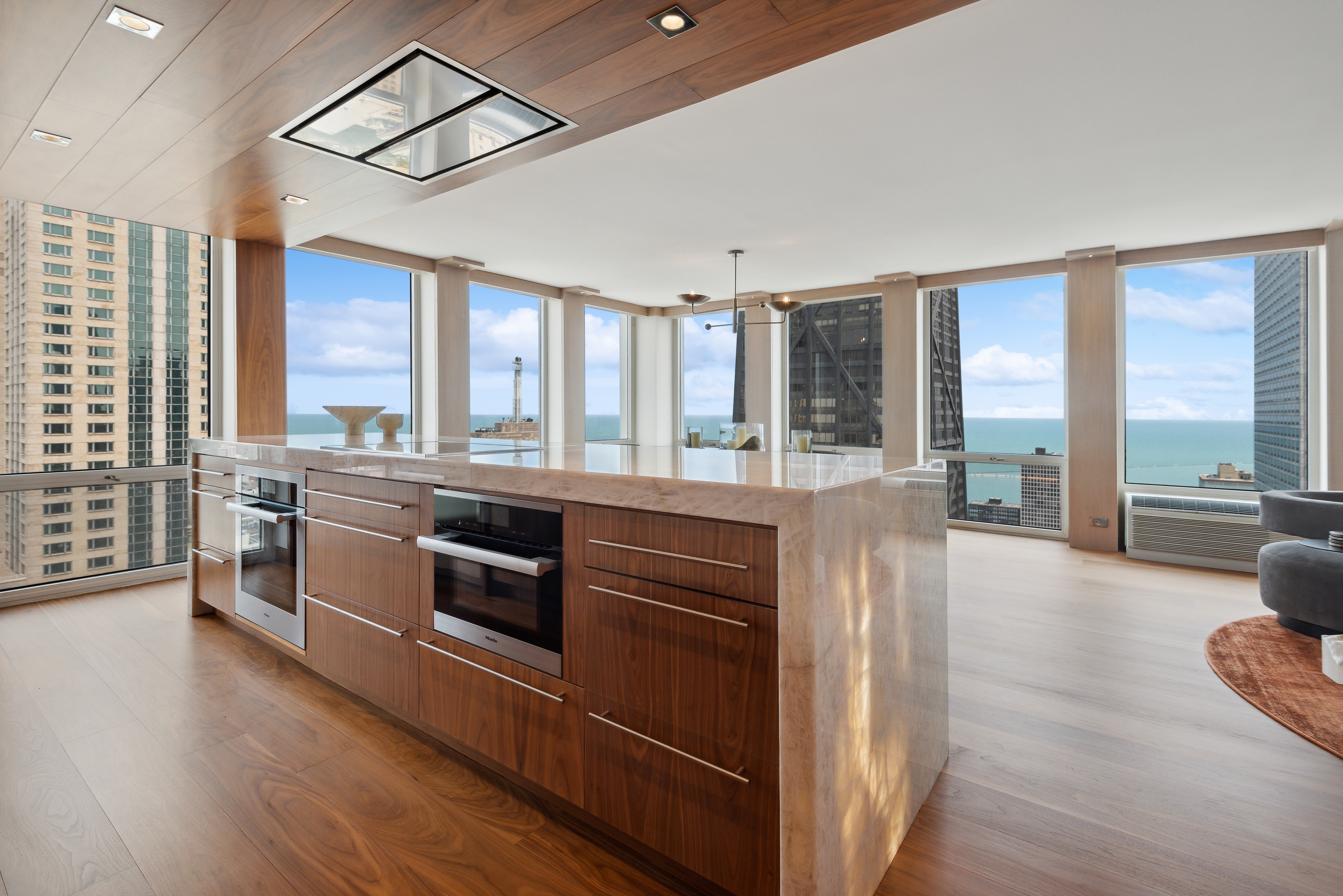  Absolutely Stunning, Penthouse Level Furnished Condo - 物件實景