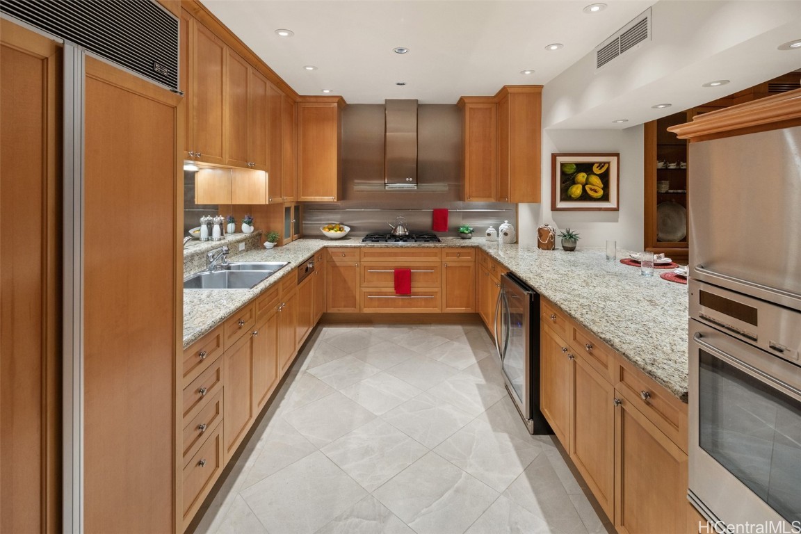 Honolulu, Hawaii, 96815, United States, 2 Bedrooms Bedrooms, ,4 BathroomsBathrooms,Residential,For Sale,1713125