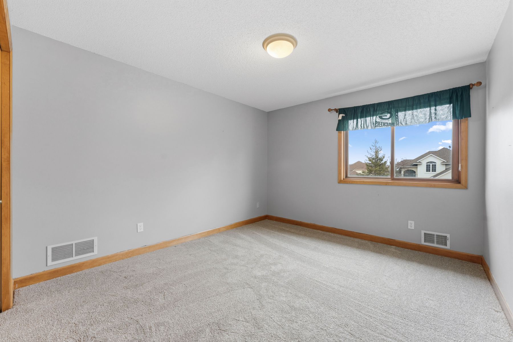  Updated Modified Two-Story on a Spacious Corner Lot - 物件實景