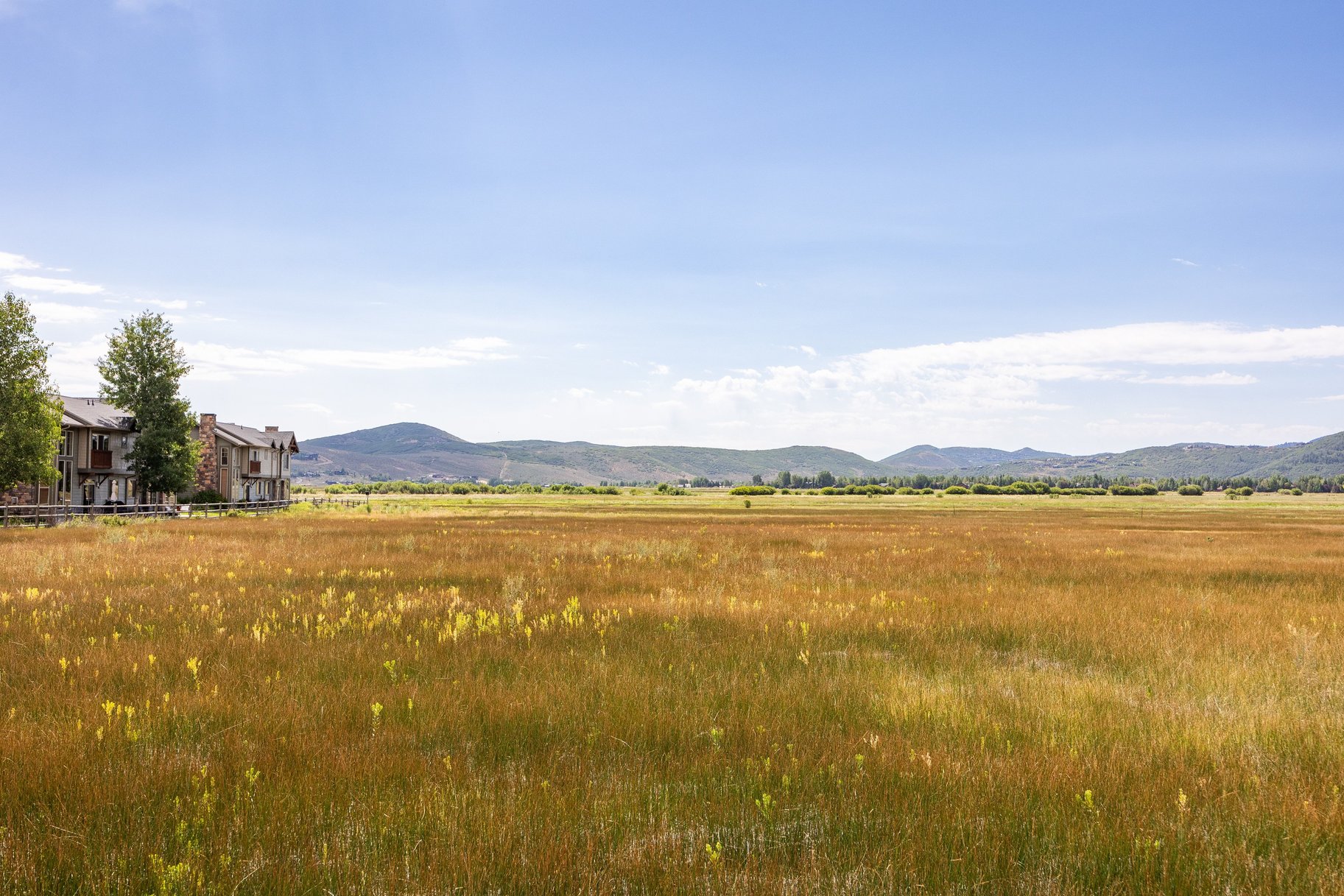  Exceptional Fox Point Townhome with Mountain Views & Prime Location - 物件實景