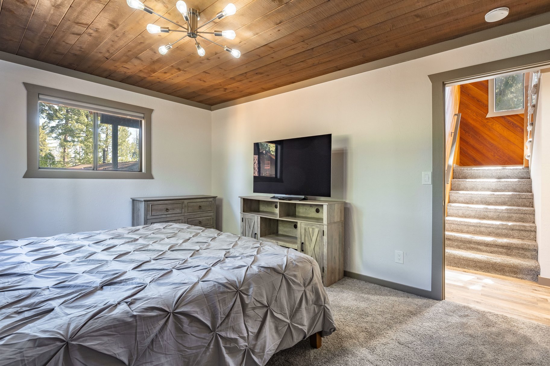  Loved and Cared For West Shore Home with Large Detached Garage and ADU Potential - 物件實景