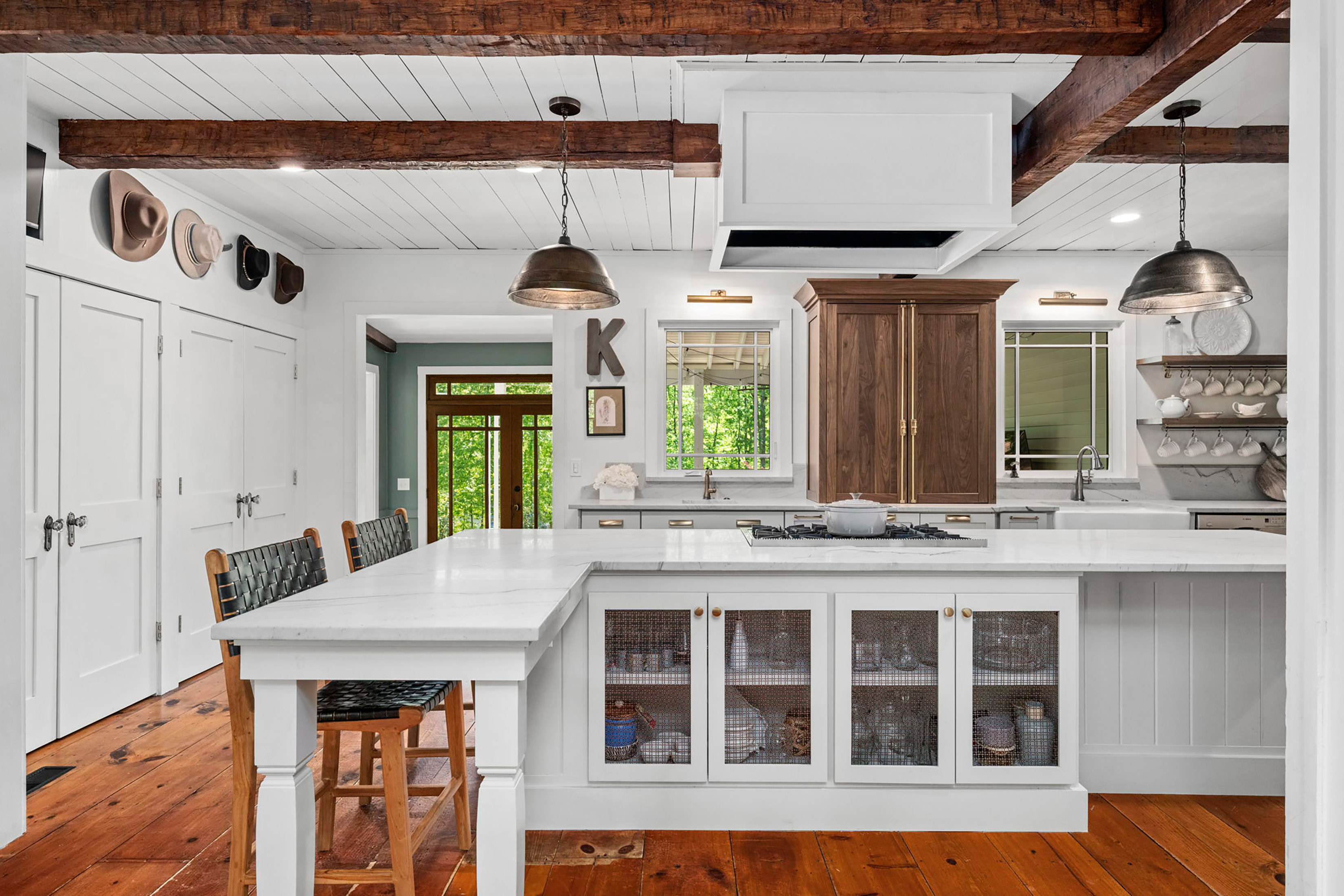  Live Timeless in Coveted Farmhouse on 4+ Private Gated Acres In Roswell - 物件實景