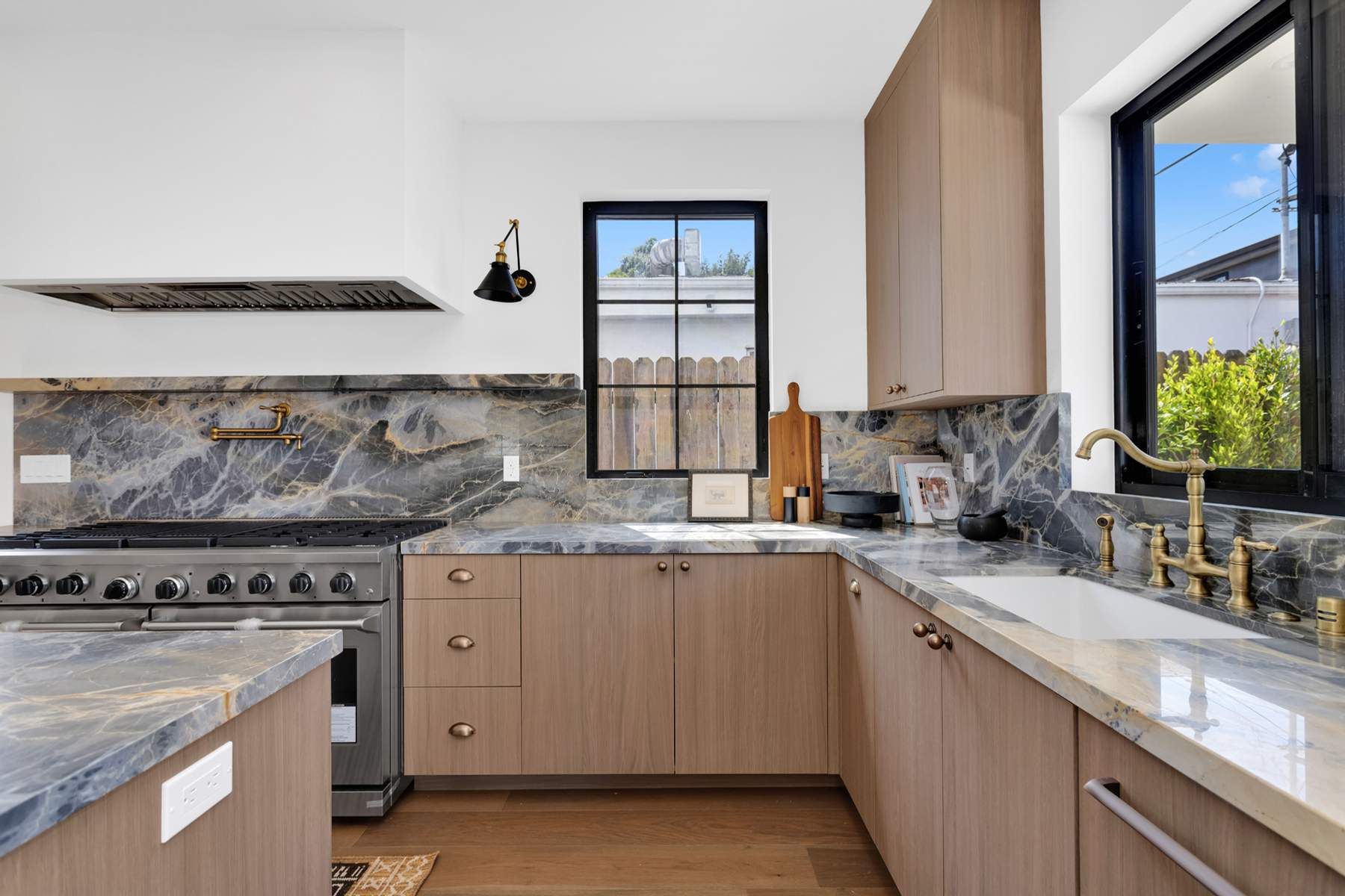  8671 Clifton Way - 物件實景