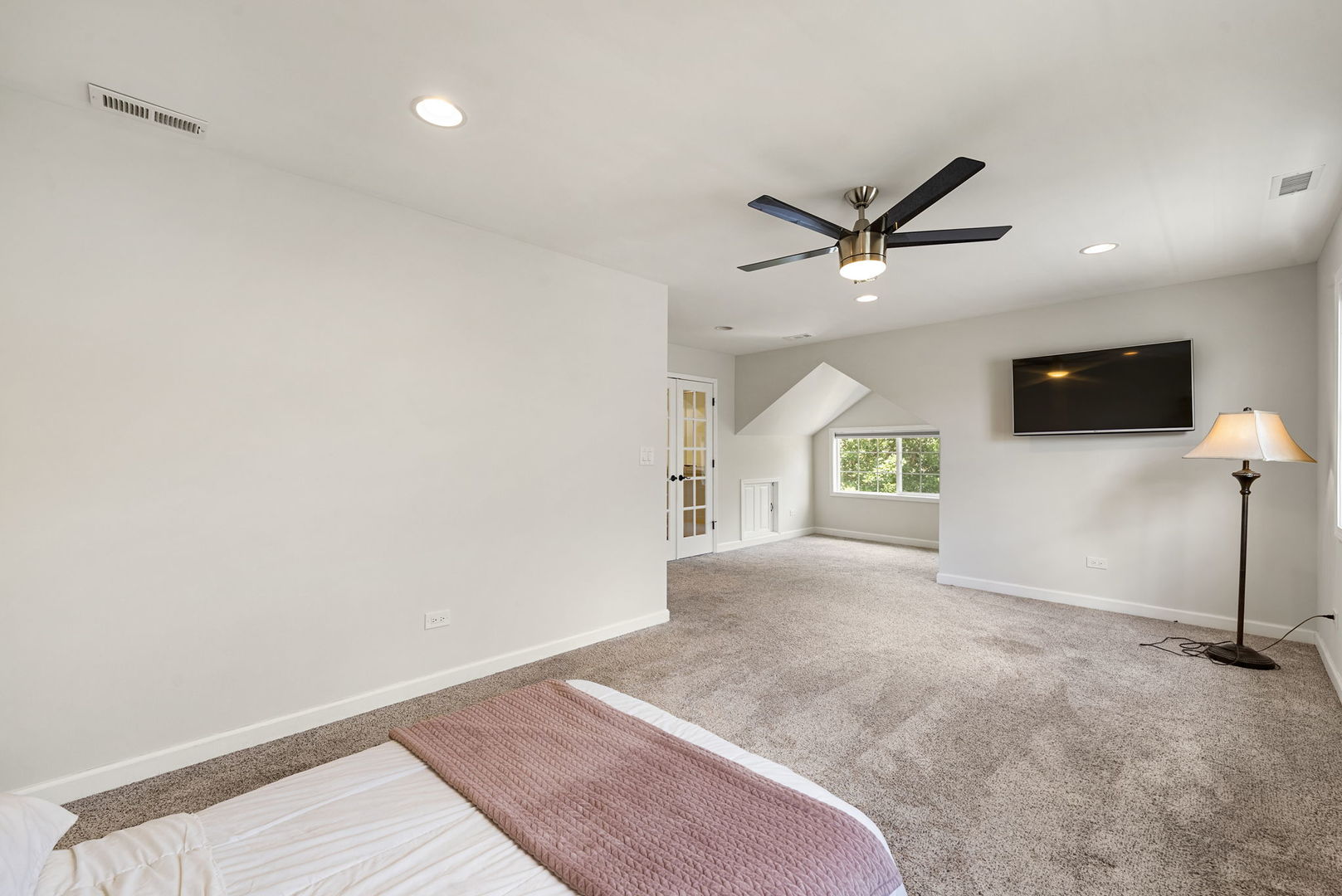 Chicago, Illinois, 60641, United States, 4 Bedrooms Bedrooms, ,3 BathroomsBathrooms,Residential,For Sale,1940244