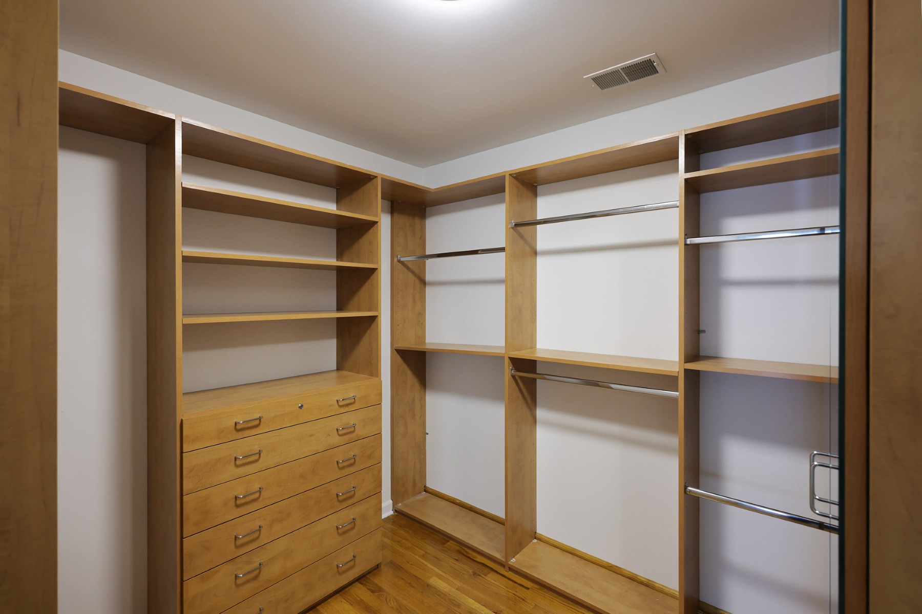  Impressive Seven Bedroom Colonial Offer Privacy and Practicality - 物件實景