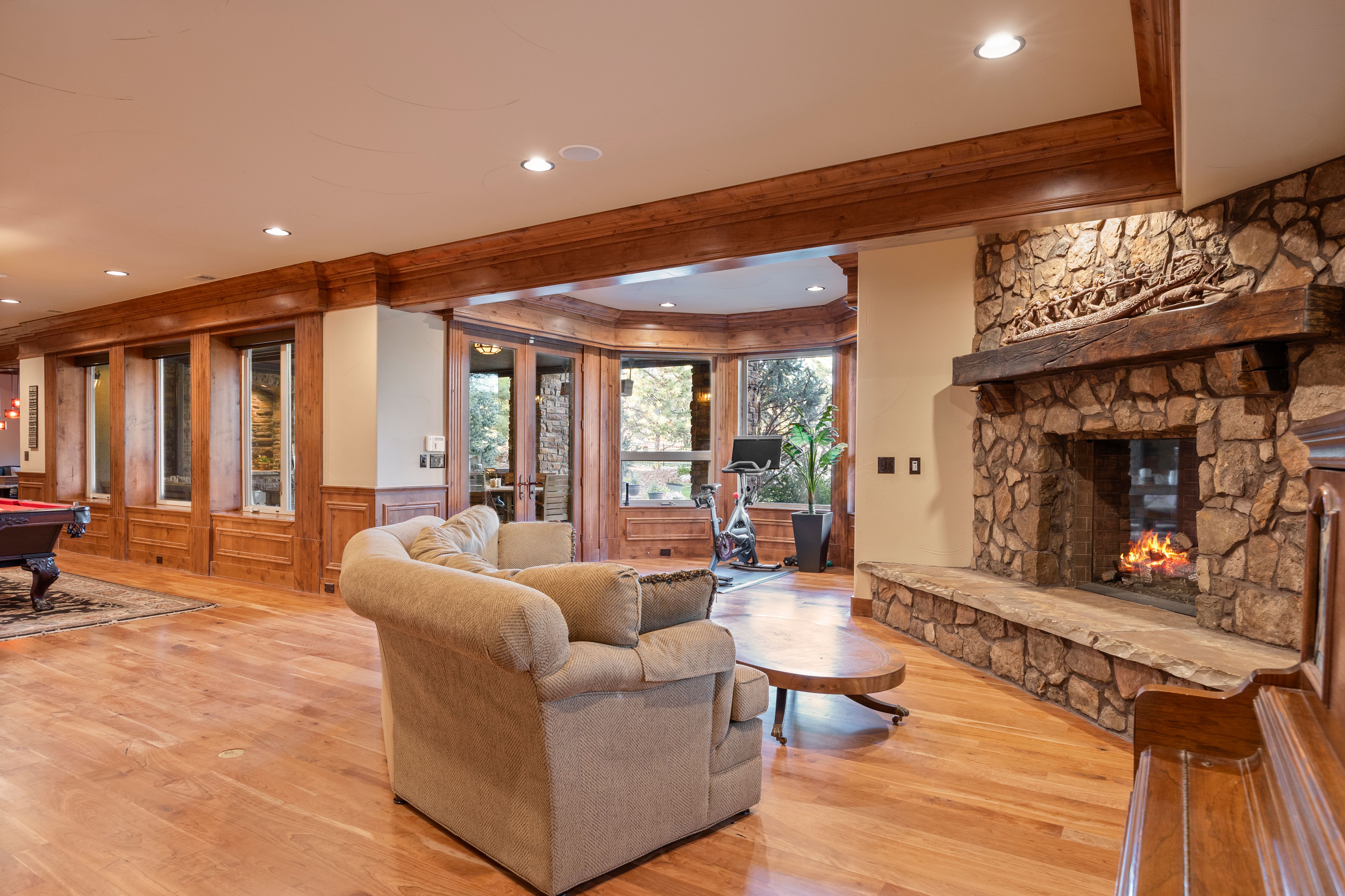  This Mountain Traditional residence is defined by its grand scale, - 物件實景