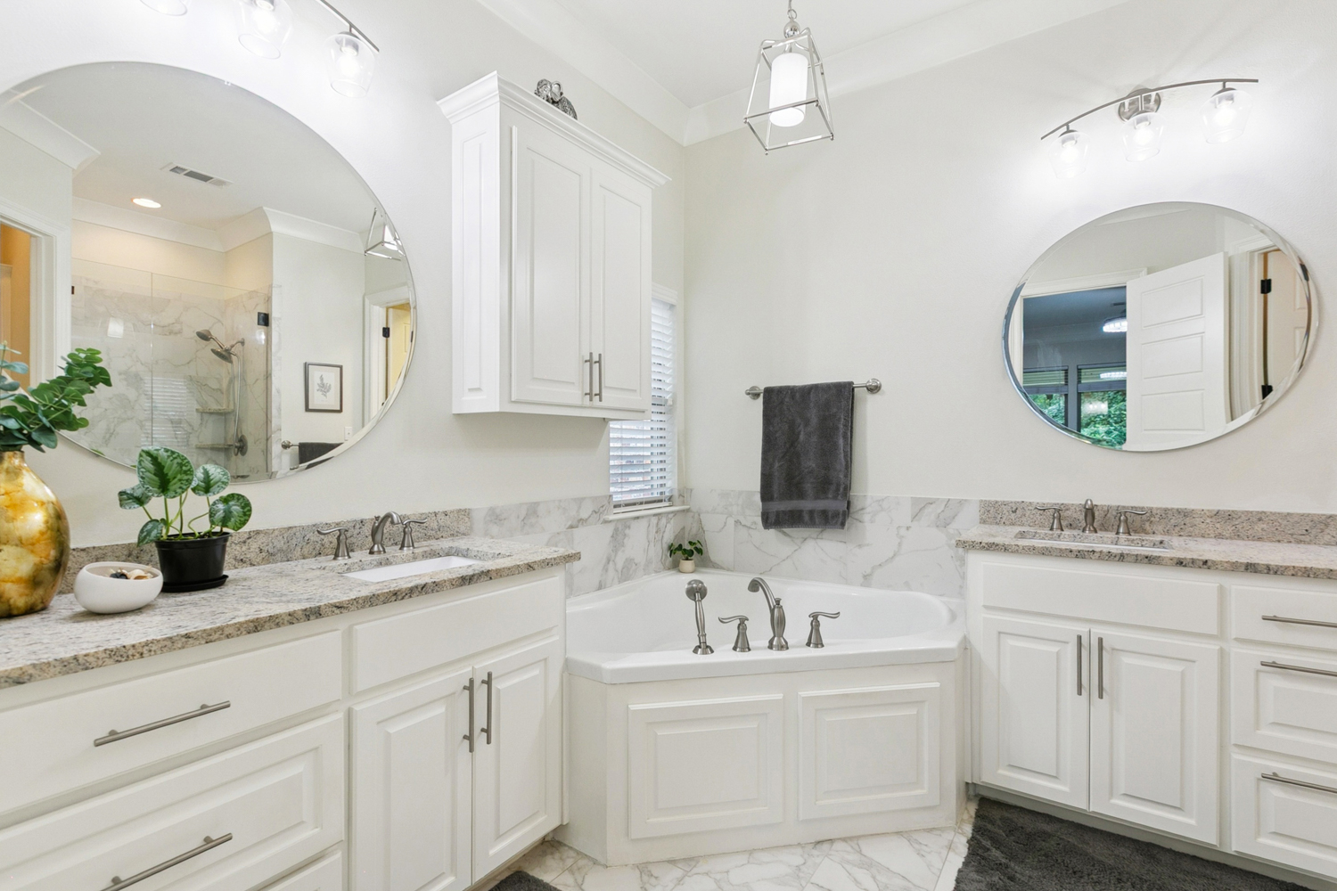 Baton Rouge, Louisiana, 70817, United States, 4 Bedrooms Bedrooms, ,4 BathroomsBathrooms,Residential,For Sale,1804981