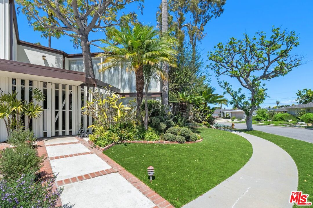 Los Angeles, California, 90056, United States, 5 Bedrooms Bedrooms, ,5 BathroomsBathrooms,Residential,For Sale,1918507