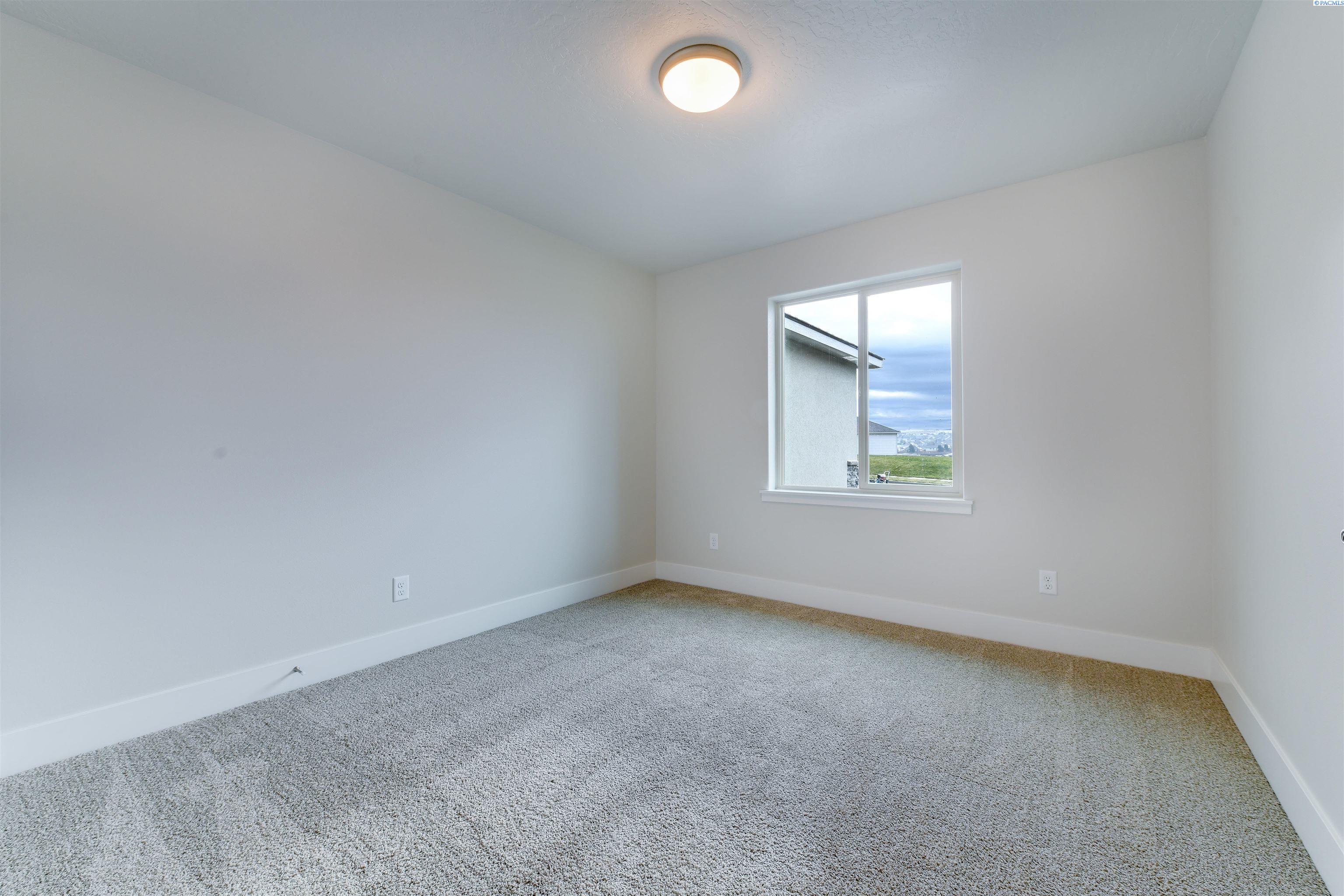 Kennewick, Washington, 99338, United States, 4 Bedrooms Bedrooms, ,1 BathroomBathrooms,Residential,For Sale,1933332