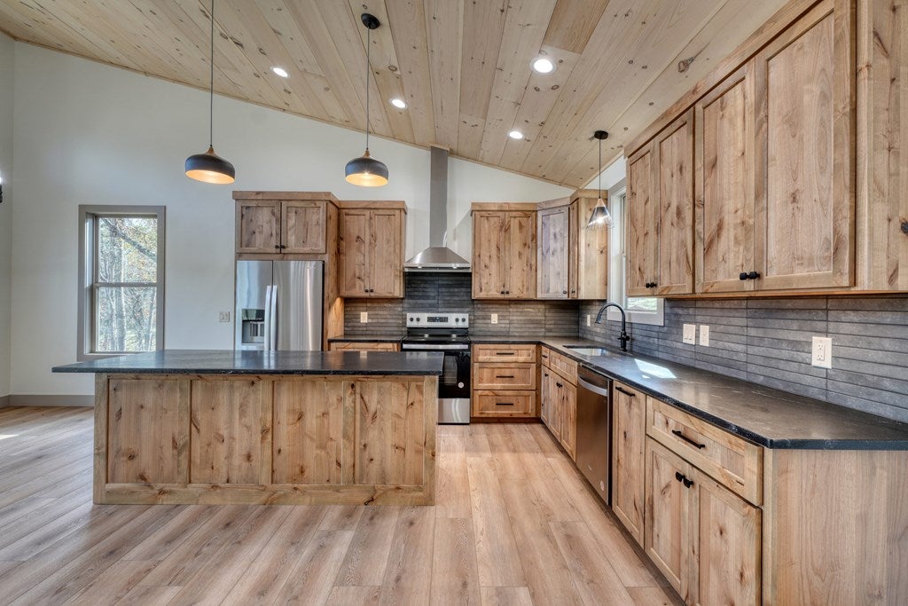 Hayesville, North Carolina, 28904, United States, 3 Bedrooms Bedrooms, ,4 BathroomsBathrooms,Residential,For Sale,1839913
