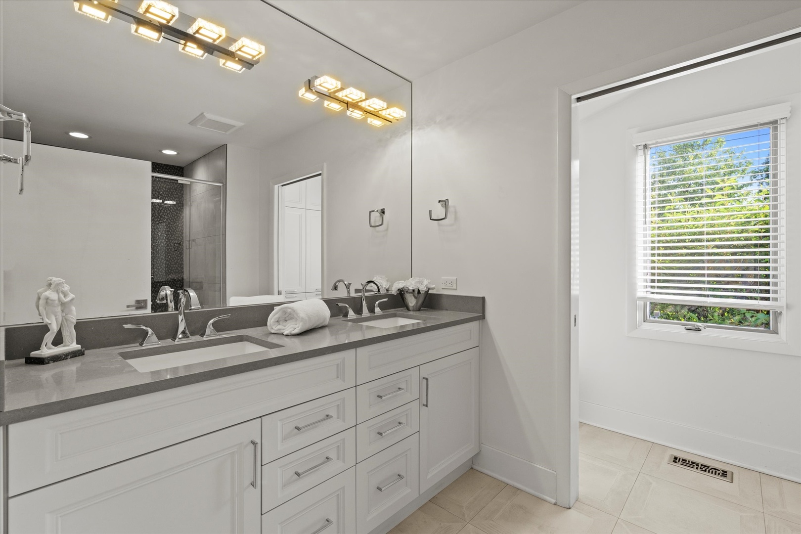 Oak Brook, Illinois, 60523, United States, 5 Bedrooms Bedrooms, ,6 BathroomsBathrooms,Residential,For Sale,1903537