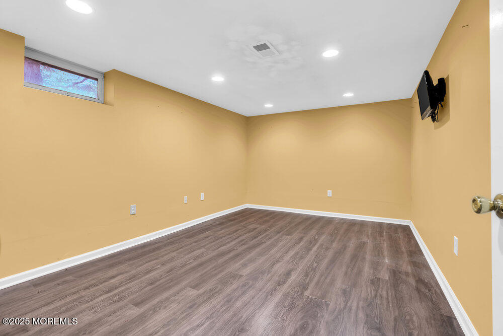 Tinton Falls, New Jersey, 07712, United States, 3 Bedrooms Bedrooms, ,2 BathroomsBathrooms,Residential,For Sale,1987767