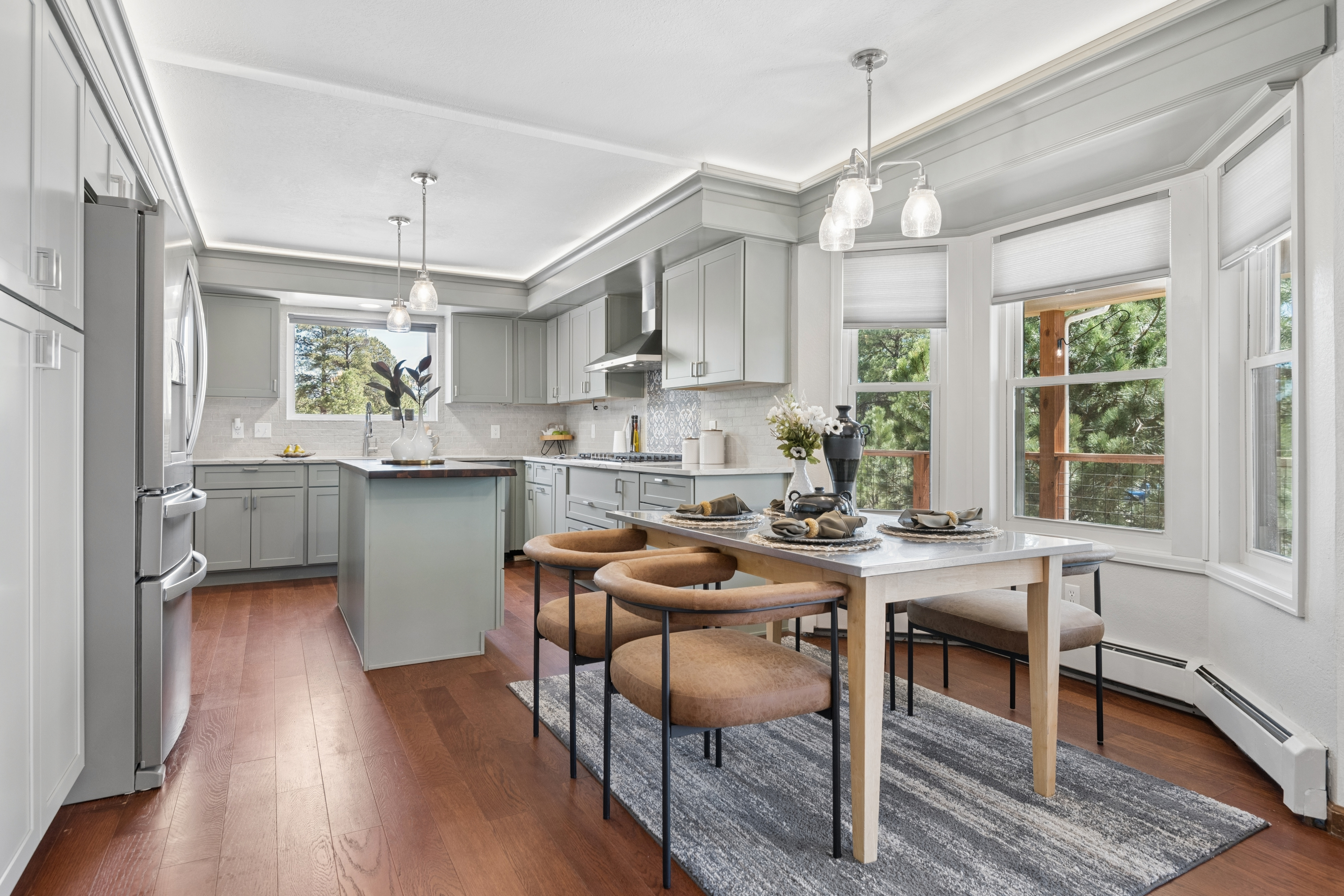  Set behind a gated entry on two and a half wooded acres - 物件實景